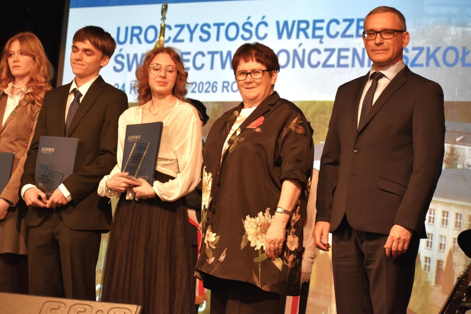 Zdjęcie w galerii na portalu naszwodzislaw.com: Koniec jednego rozdziału. Maturzyści I LO w Wodzisławiu żegnają szkołę wiadomości z regionu