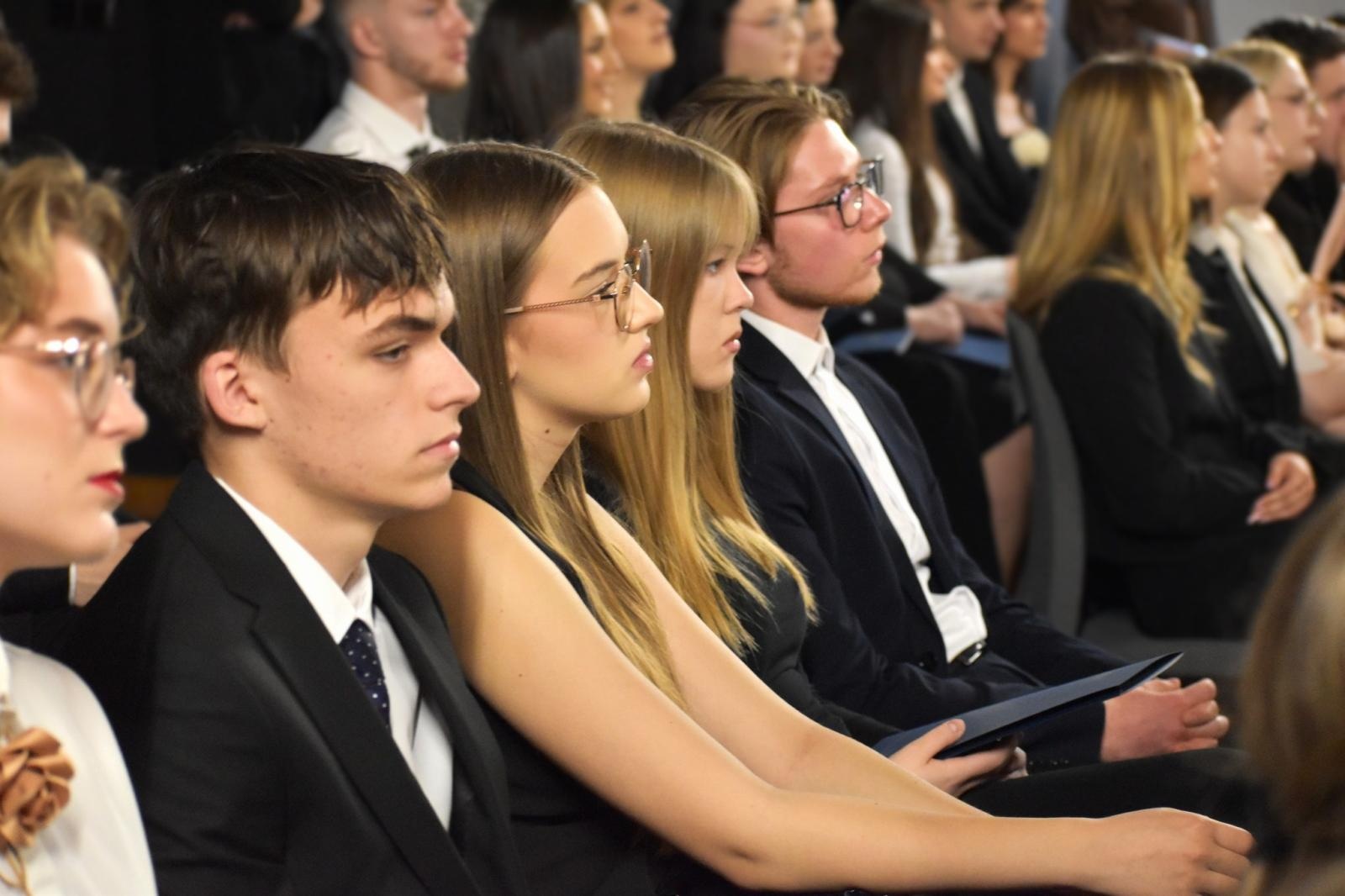 Zdjęcie w galerii na portalu naszwodzislaw.com: Koniec jednego rozdziału. Maturzyści I LO w Wodzisławiu żegnają szkołę wiadomości z regionu