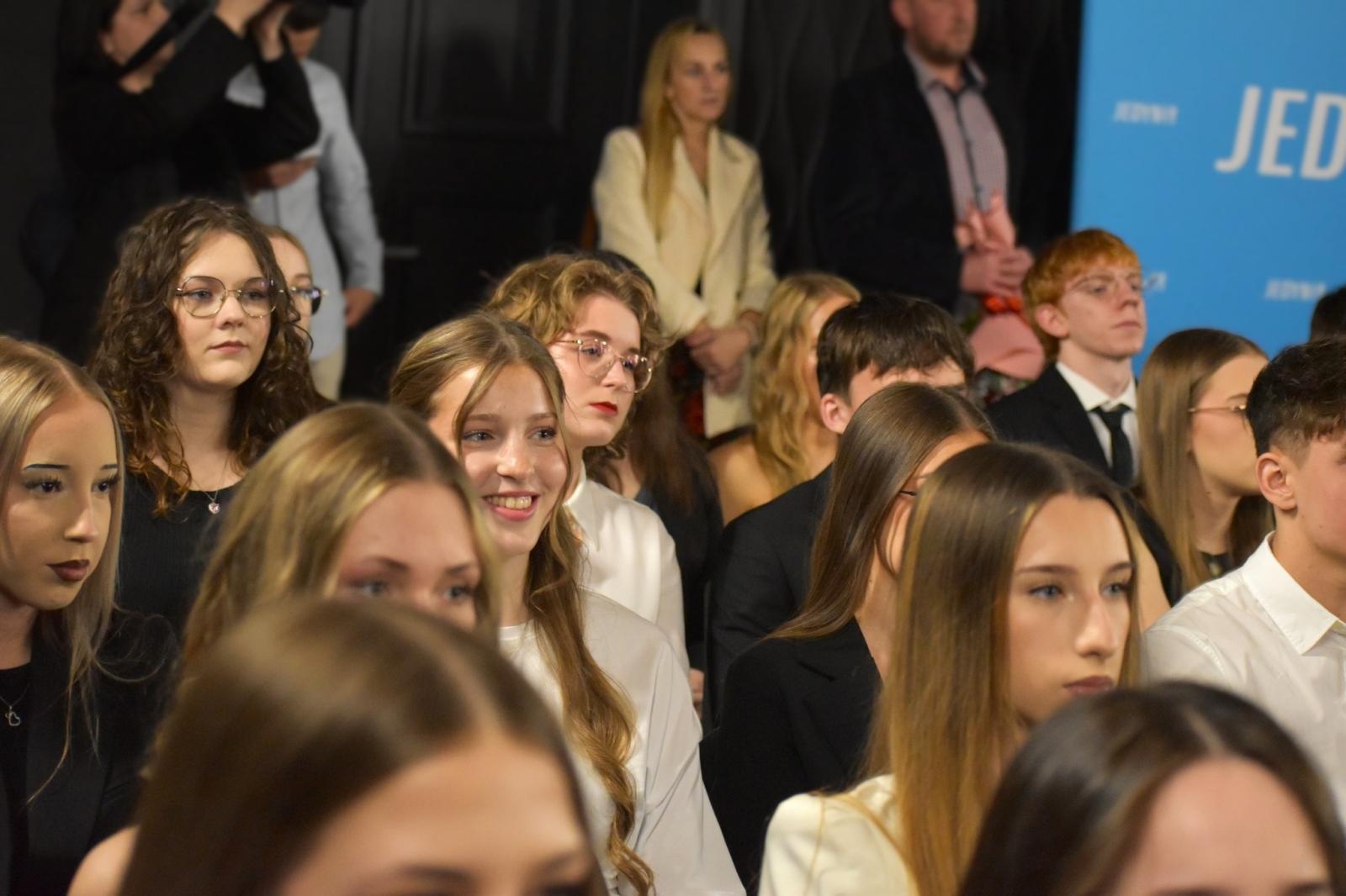 Zdjęcie w galerii na portalu naszwodzislaw.com: Koniec jednego rozdziału. Maturzyści I LO w Wodzisławiu żegnają szkołę wiadomości z regionu