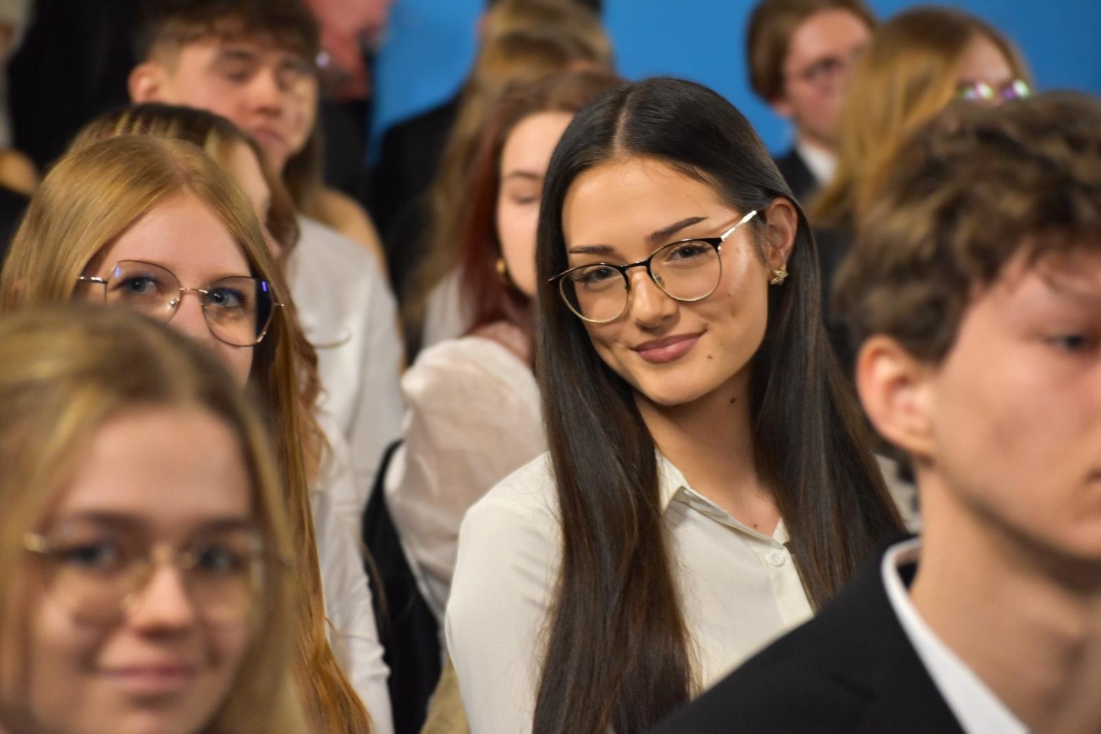 Zdjęcie w galerii na portalu naszwodzislaw.com: Koniec jednego rozdziału. Maturzyści I LO w Wodzisławiu żegnają szkołę wiadomości z regionu
