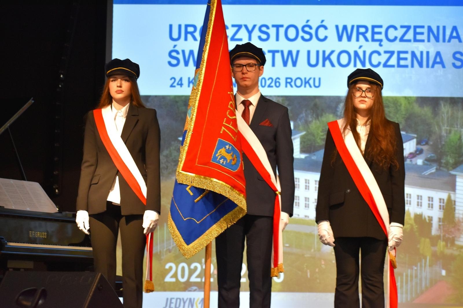 Zdjęcie w galerii na portalu naszwodzislaw.com: Koniec jednego rozdziału. Maturzyści I LO w Wodzisławiu żegnają szkołę wiadomości z regionu