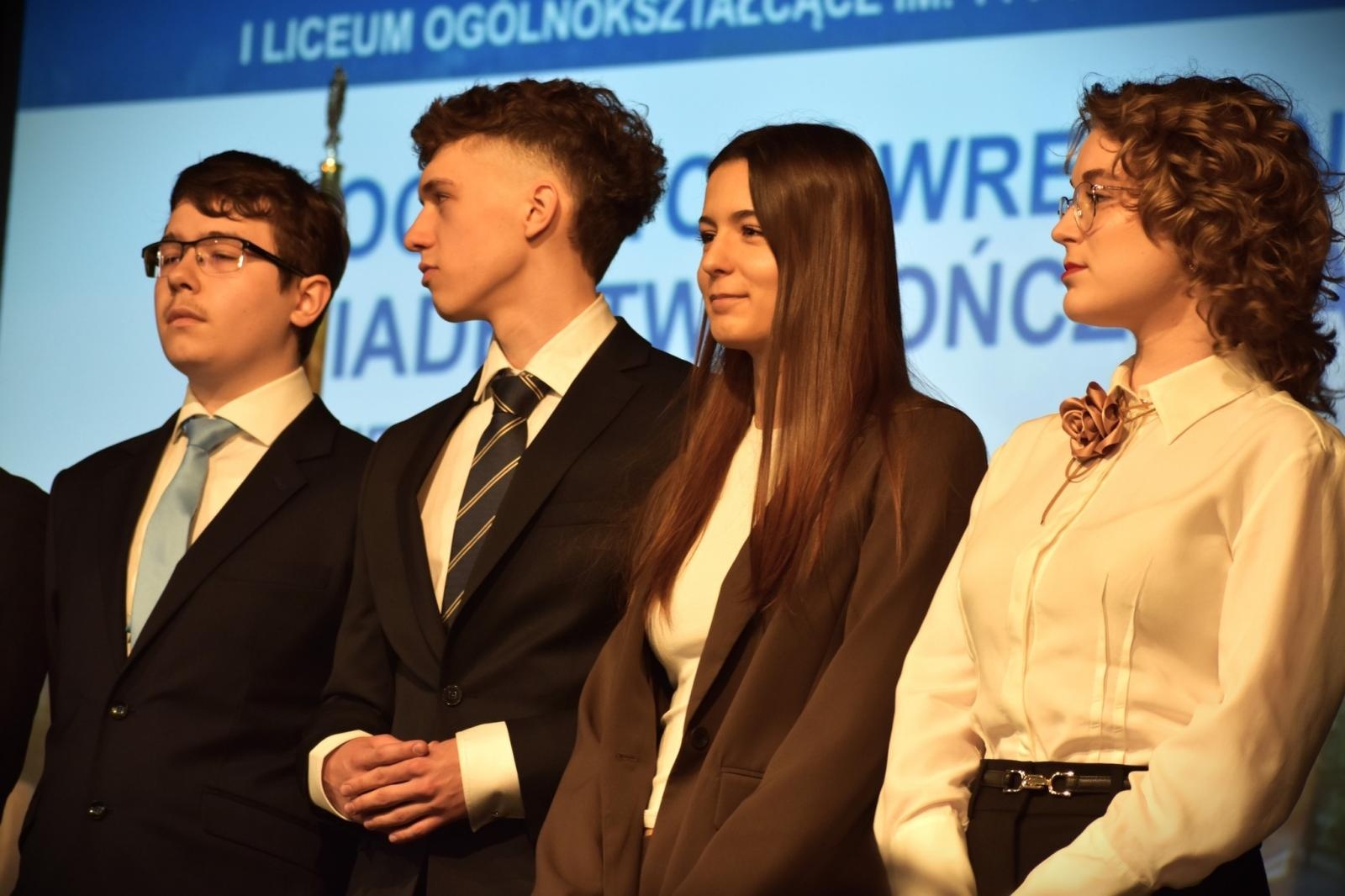 Zdjęcie w galerii na portalu naszwodzislaw.com: Koniec jednego rozdziału. Maturzyści I LO w Wodzisławiu żegnają szkołę wiadomości z regionu