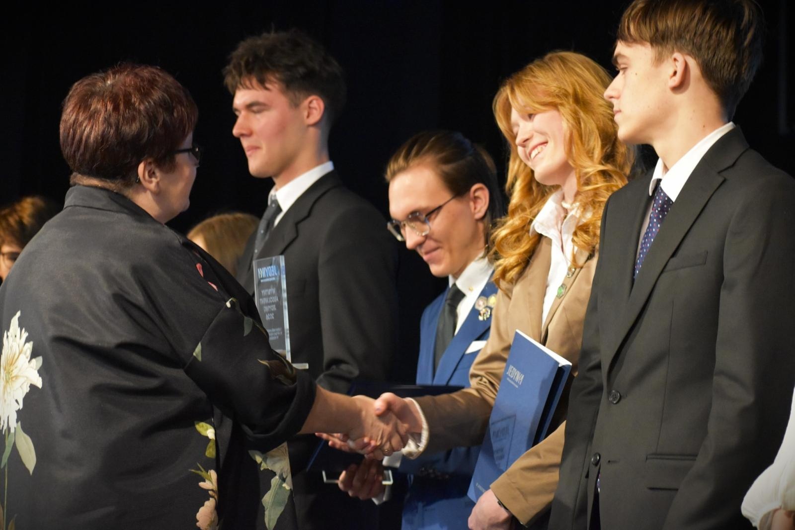 Zdjęcie w galerii na portalu naszwodzislaw.com: Koniec jednego rozdziału. Maturzyści I LO w Wodzisławiu żegnają szkołę wiadomości z regionu