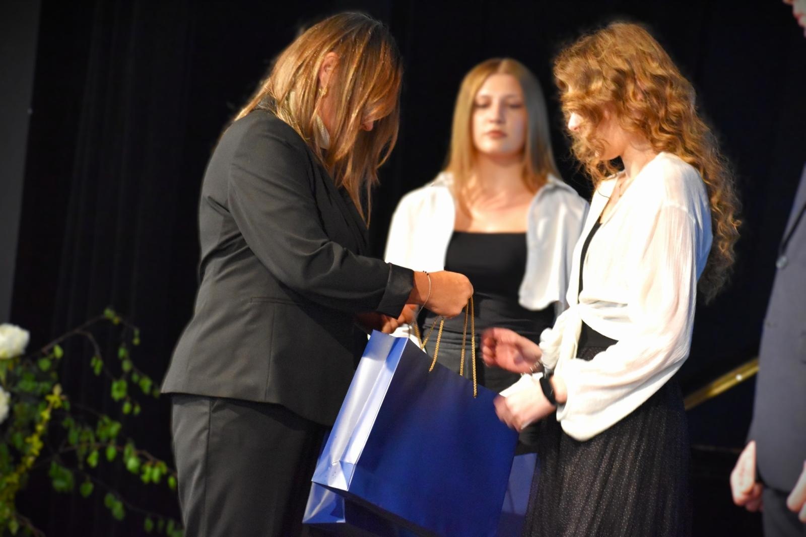 Zdjęcie w galerii na portalu naszwodzislaw.com: Koniec jednego rozdziału. Maturzyści I LO w Wodzisławiu żegnają szkołę wiadomości z regionu