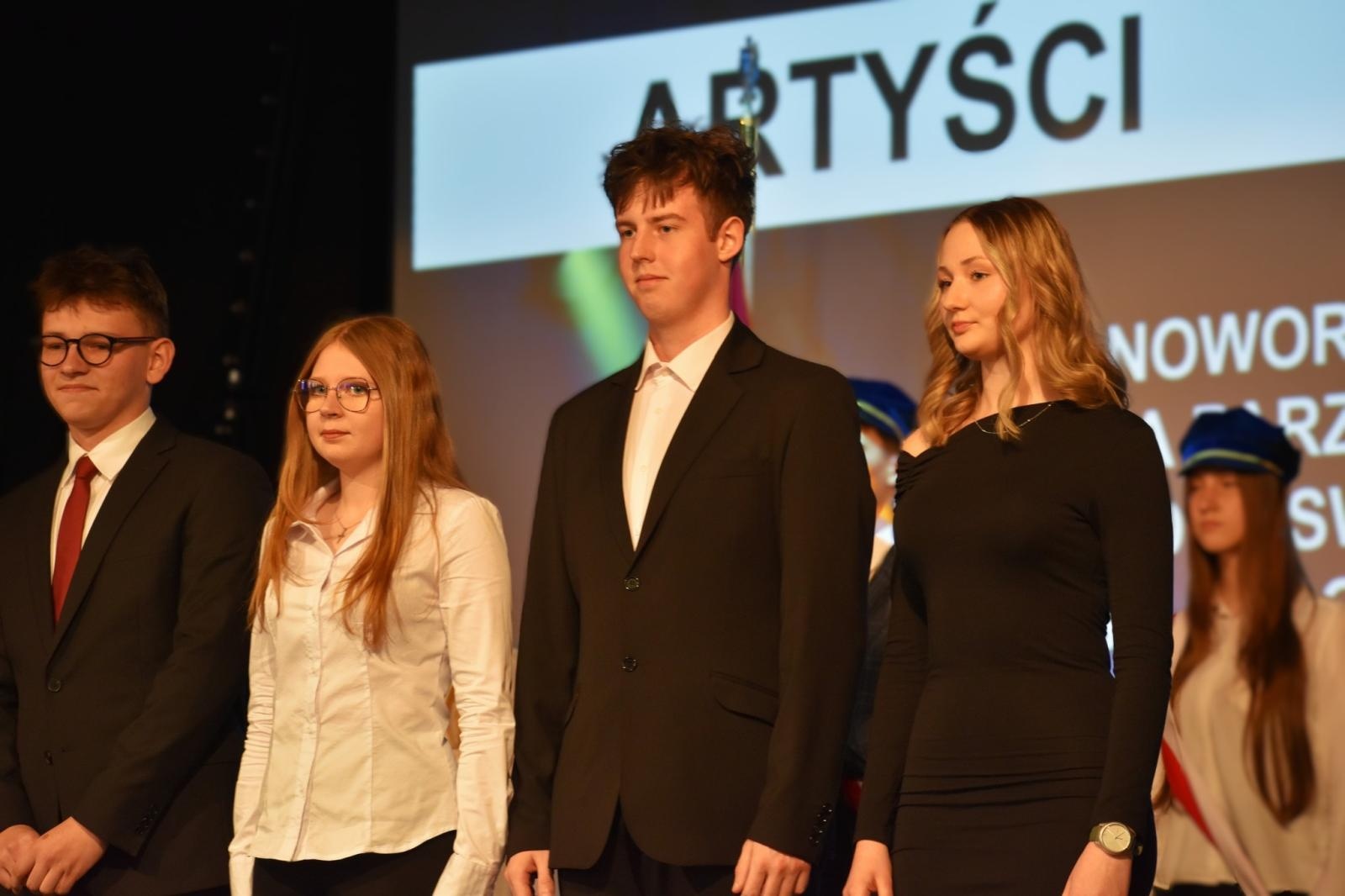 Zdjęcie w galerii na portalu naszwodzislaw.com: Koniec jednego rozdziału. Maturzyści I LO w Wodzisławiu żegnają szkołę wiadomości z regionu