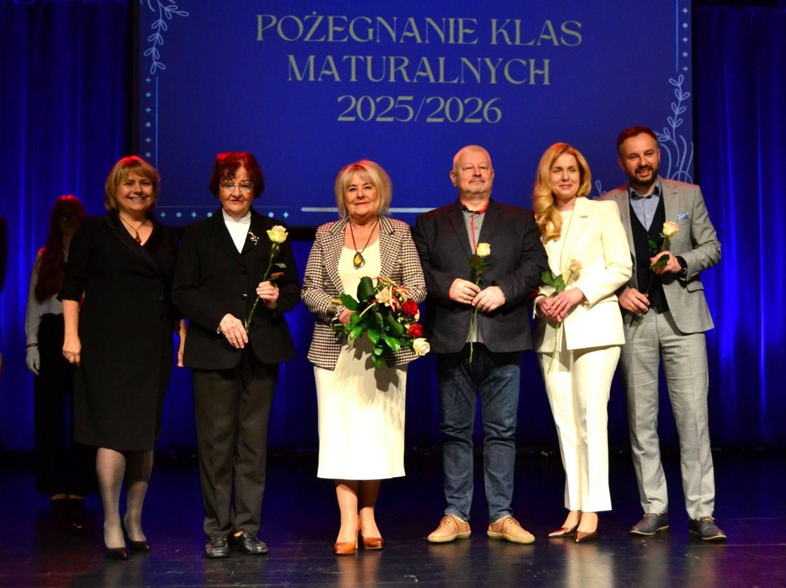 Zdjęcie w galerii na portalu naszwodzislaw.com: Za nimi szkolne lata. Pożegnanie abiturientów w ZSLiT w Rydułtowach wiadomości z regionu