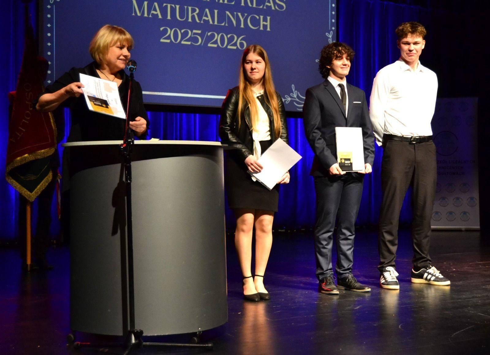 Zdjęcie w galerii na portalu naszwodzislaw.com: Za nimi szkolne lata. Pożegnanie abiturientów w ZSLiT w Rydułtowach wiadomości z regionu