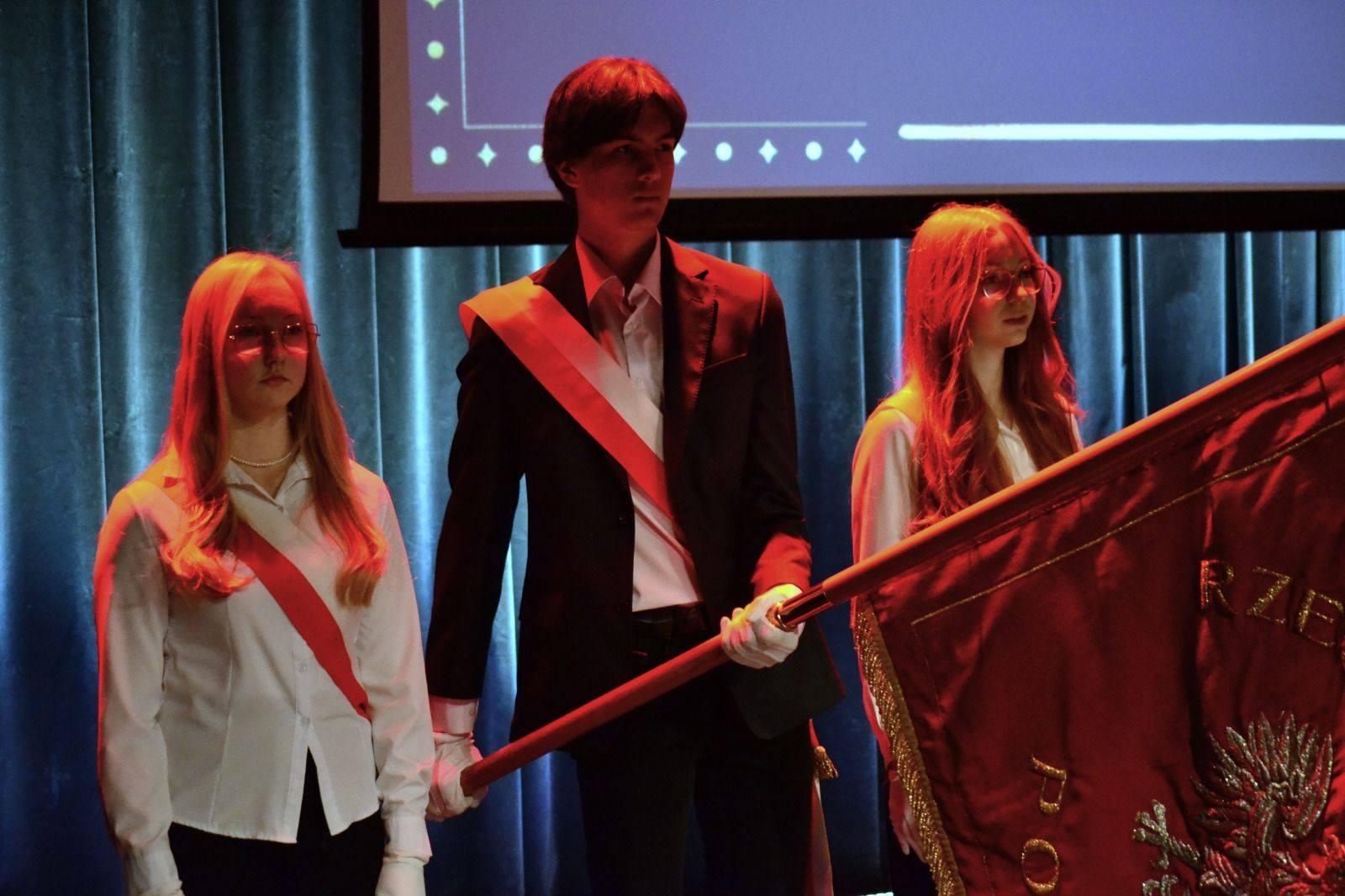 Zdjęcie w galerii na portalu naszwodzislaw.com: Za nimi szkolne lata. Pożegnanie abiturientów w ZSLiT w Rydułtowach wiadomości z regionu