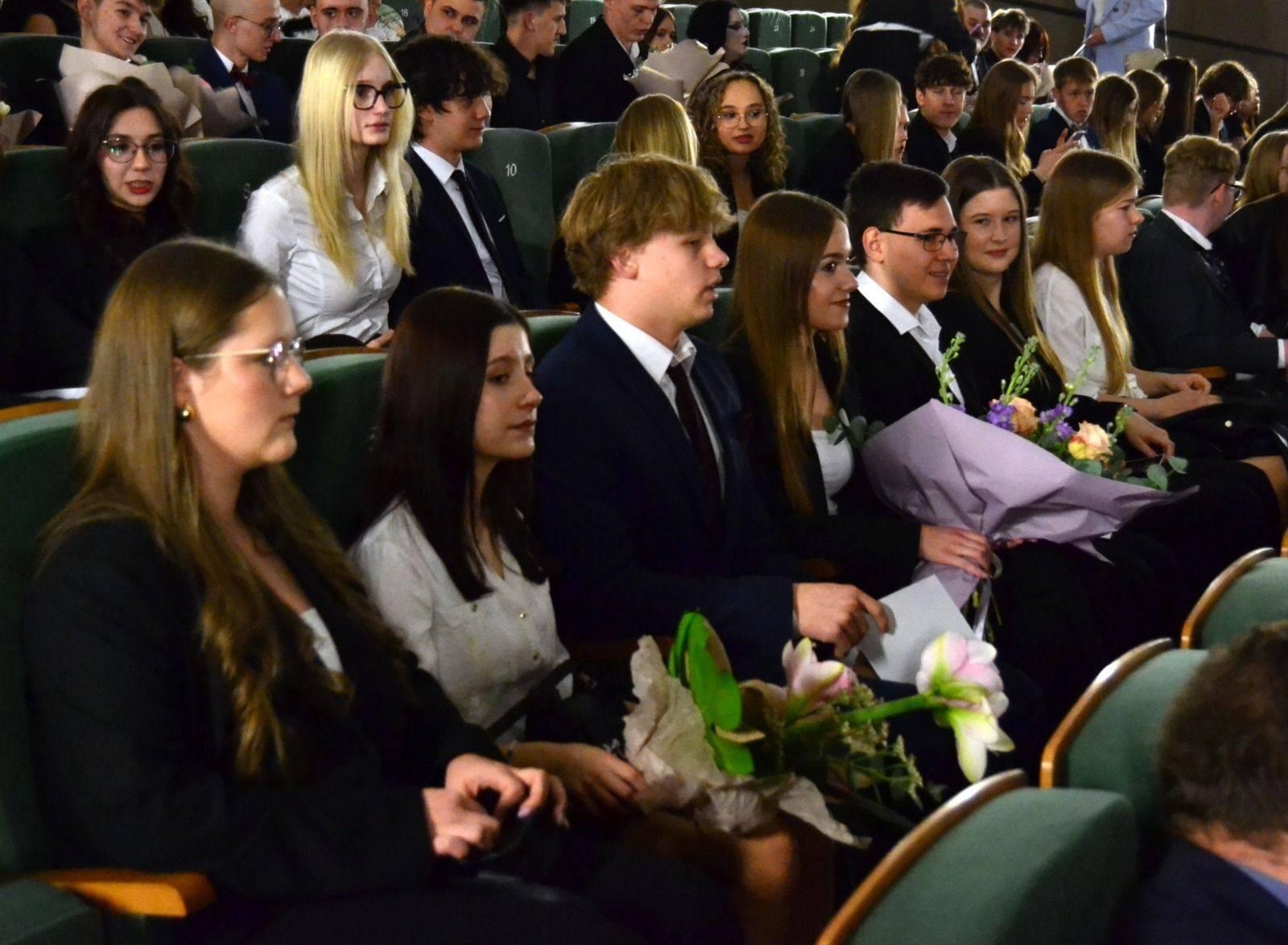 Zdjęcie w galerii na portalu naszwodzislaw.com: Za nimi szkolne lata. Pożegnanie abiturientów w ZSLiT w Rydułtowach wiadomości z regionu