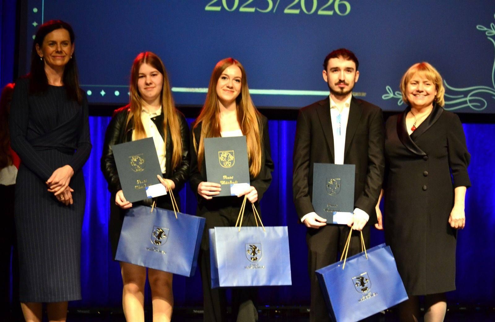 Zdjęcie w galerii na portalu naszwodzislaw.com: Za nimi szkolne lata. Pożegnanie abiturientów w ZSLiT w Rydułtowach wiadomości z regionu