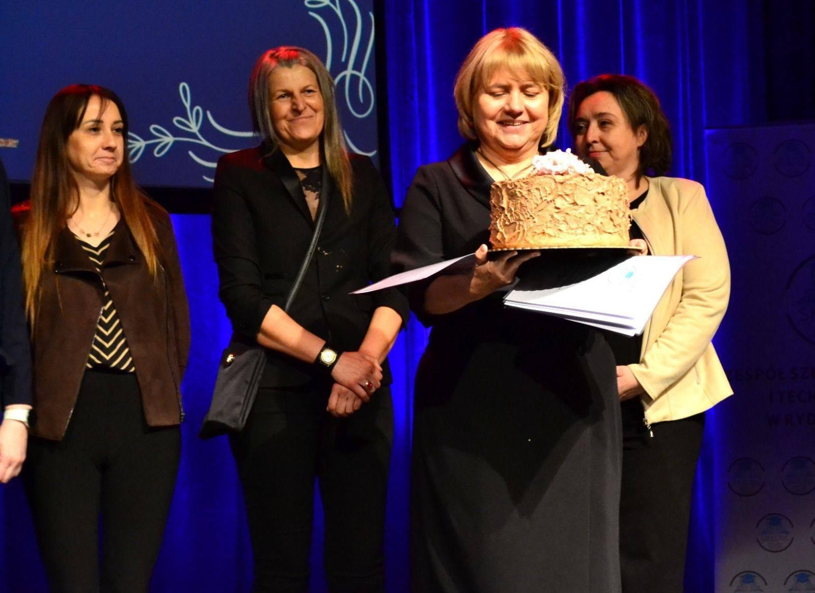 Zdjęcie w galerii na portalu naszwodzislaw.com: Za nimi szkolne lata. Pożegnanie abiturientów w ZSLiT w Rydułtowach wiadomości z regionu