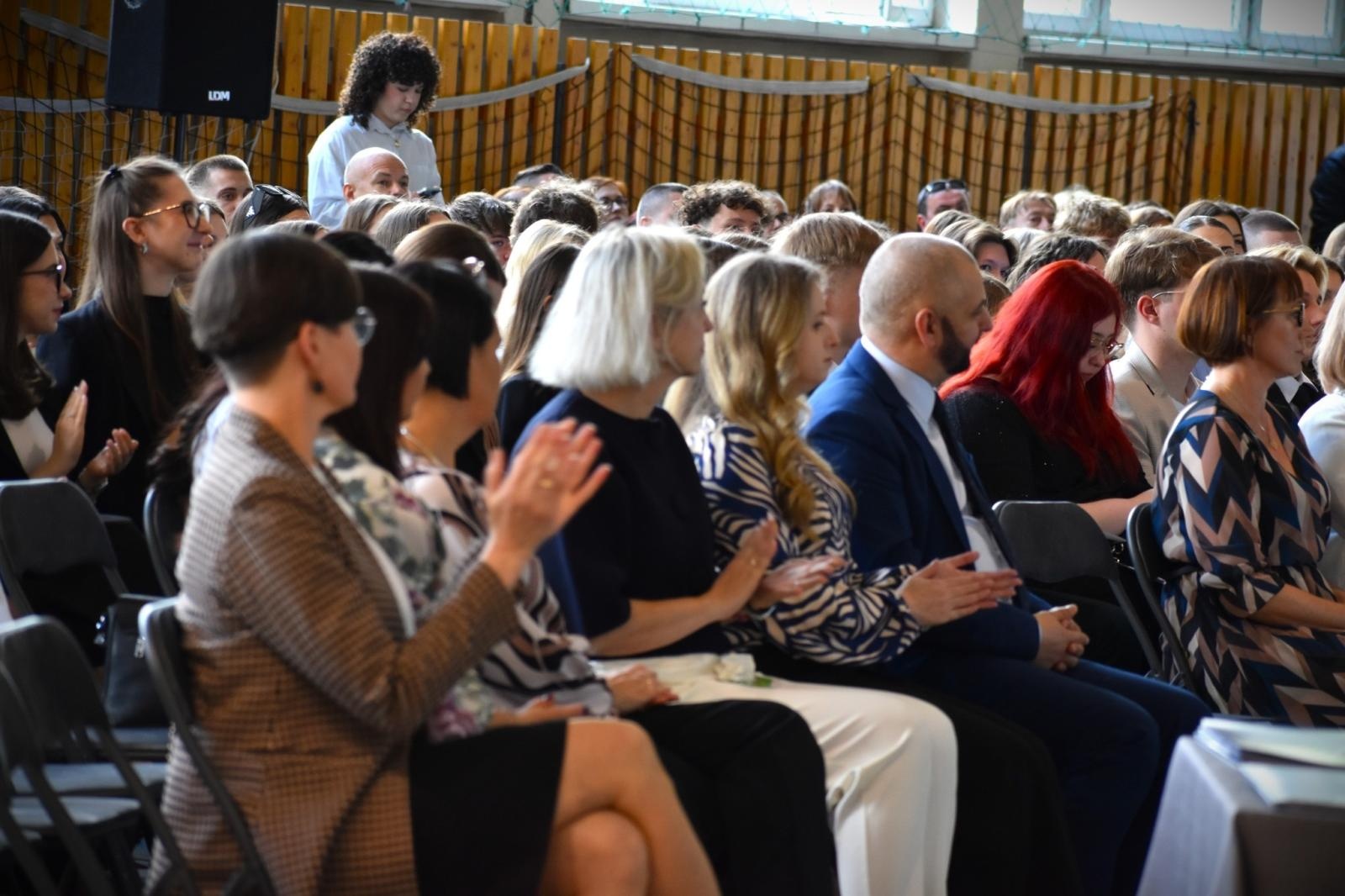 Zdjęcie w galerii na portalu naszwodzislaw.com: Ostatni dzwonek w Ekonomiku. Maturzyści zamykają ważny rozdział wiadomości z regionu