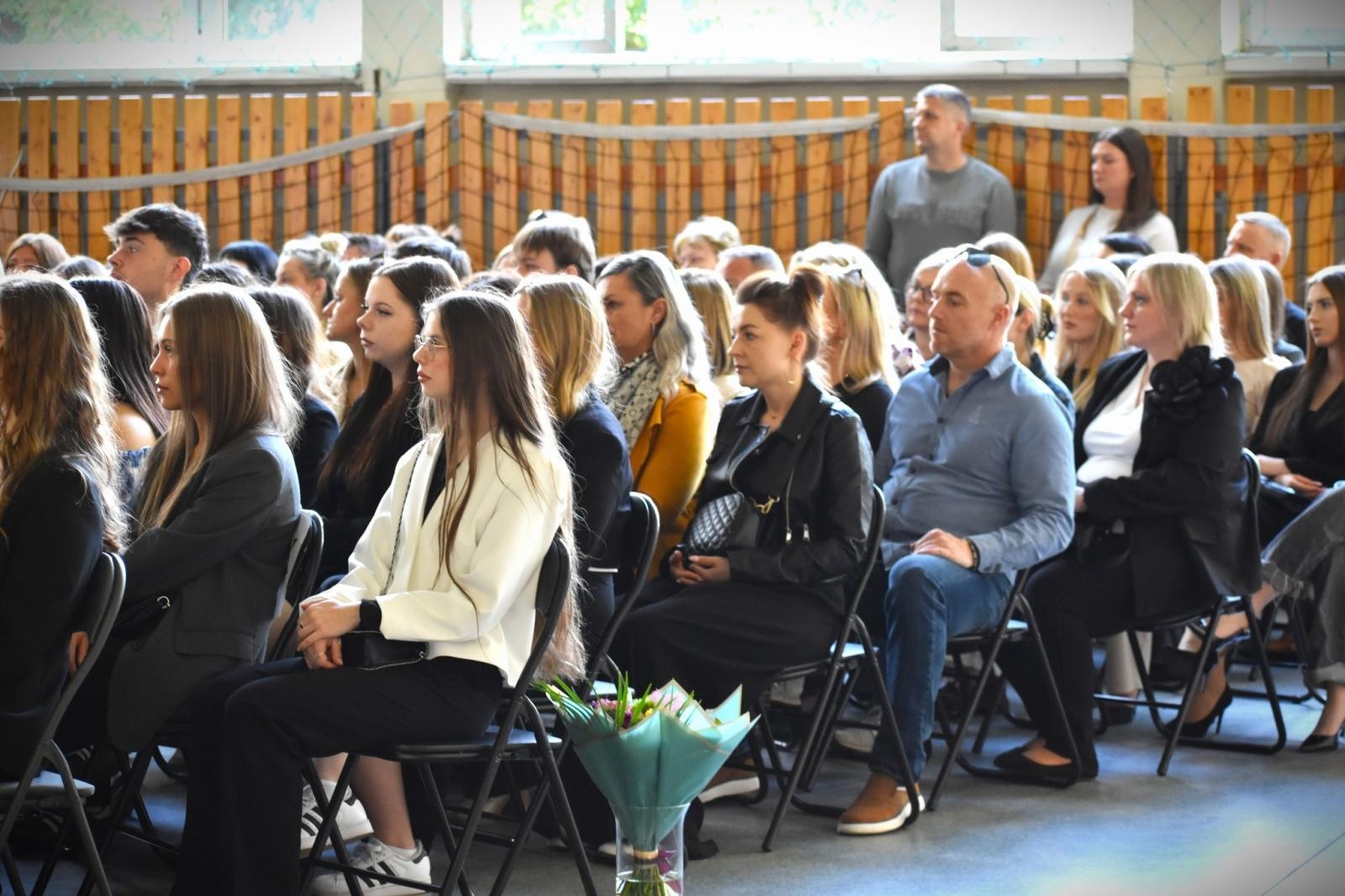 Zdjęcie w galerii na portalu naszwodzislaw.com: Ostatni dzwonek w Ekonomiku. Maturzyści zamykają ważny rozdział wiadomości z regionu