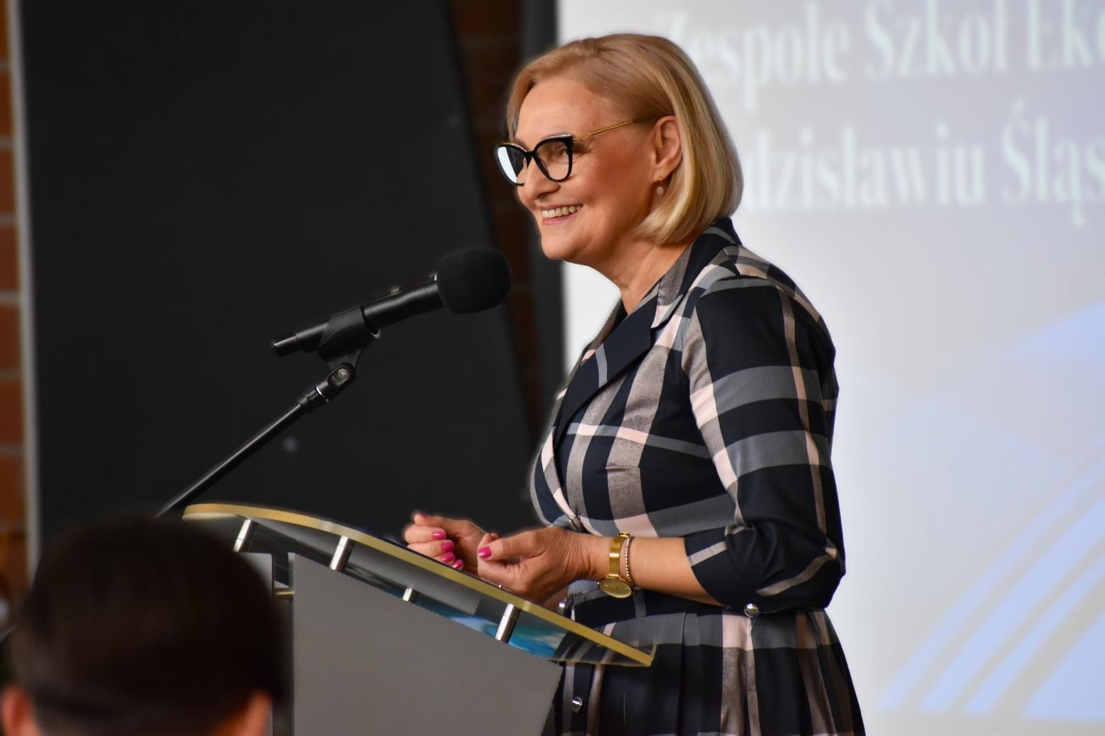 Zdjęcie w galerii na portalu naszwodzislaw.com: Ostatni dzwonek w Ekonomiku. Maturzyści zamykają ważny rozdział wiadomości z regionu