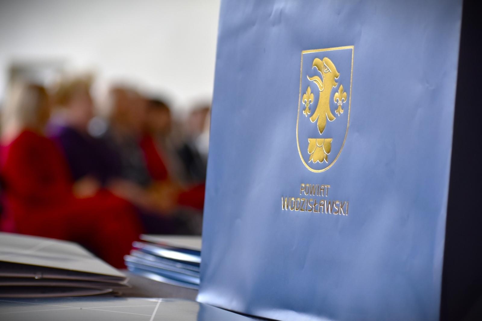 Zdjęcie w galerii na portalu naszwodzislaw.com: Ostatni dzwonek w Ekonomiku. Maturzyści zamykają ważny rozdział wiadomości z regionu