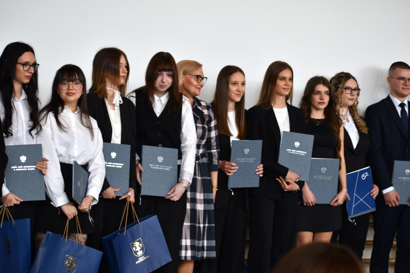 Zdjęcie w galerii na portalu naszwodzislaw.com: Ostatni dzwonek w Ekonomiku. Maturzyści zamykają ważny rozdział wiadomości z regionu