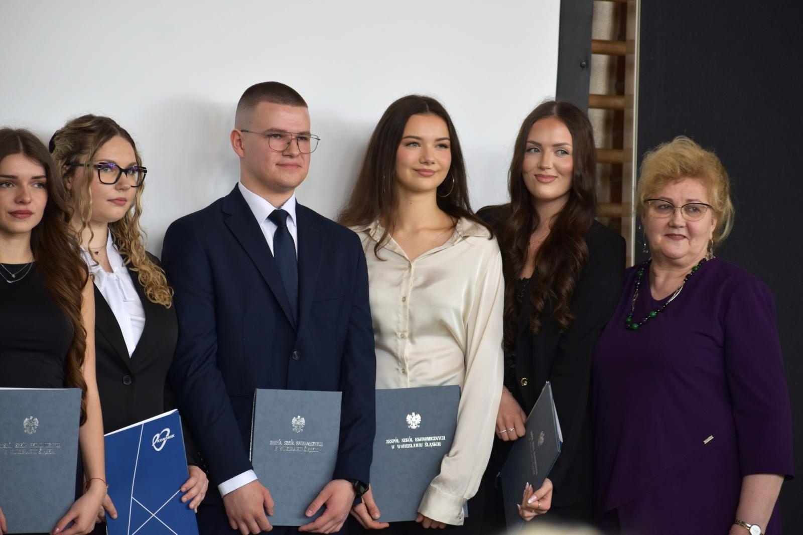 Zdjęcie w galerii na portalu naszwodzislaw.com: Ostatni dzwonek w Ekonomiku. Maturzyści zamykają ważny rozdział wiadomości z regionu
