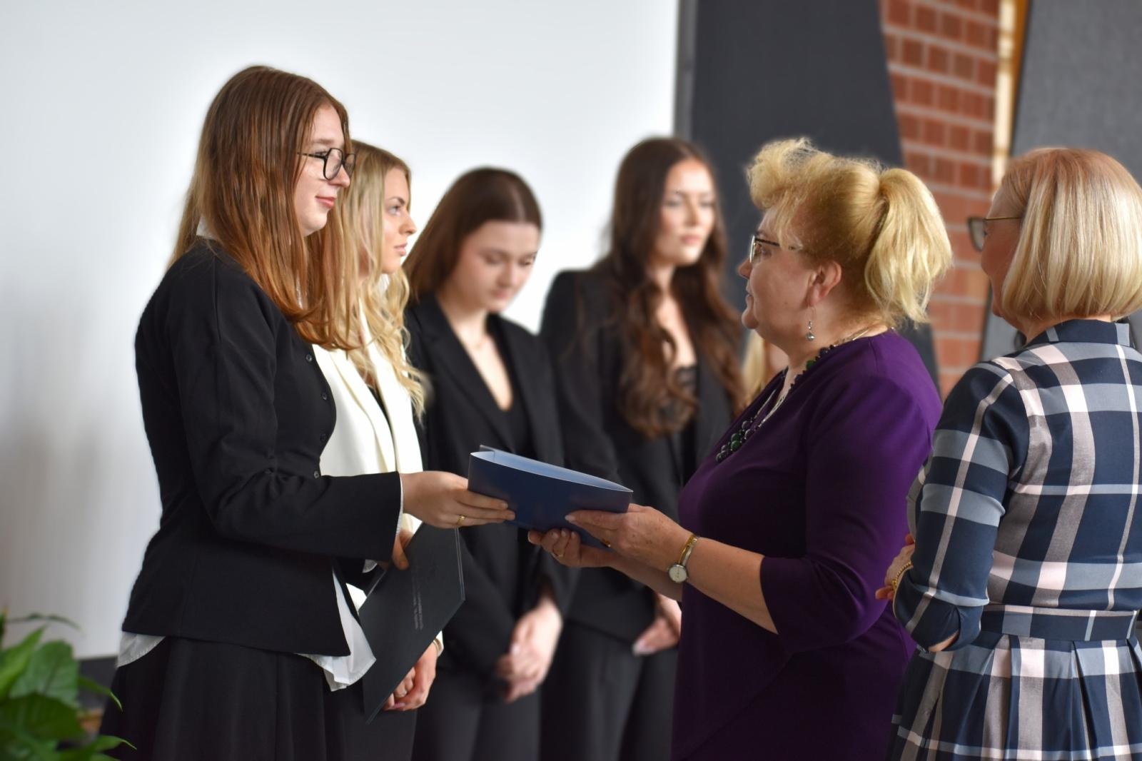 Zdjęcie w galerii na portalu naszwodzislaw.com: Ostatni dzwonek w Ekonomiku. Maturzyści zamykają ważny rozdział wiadomości z regionu