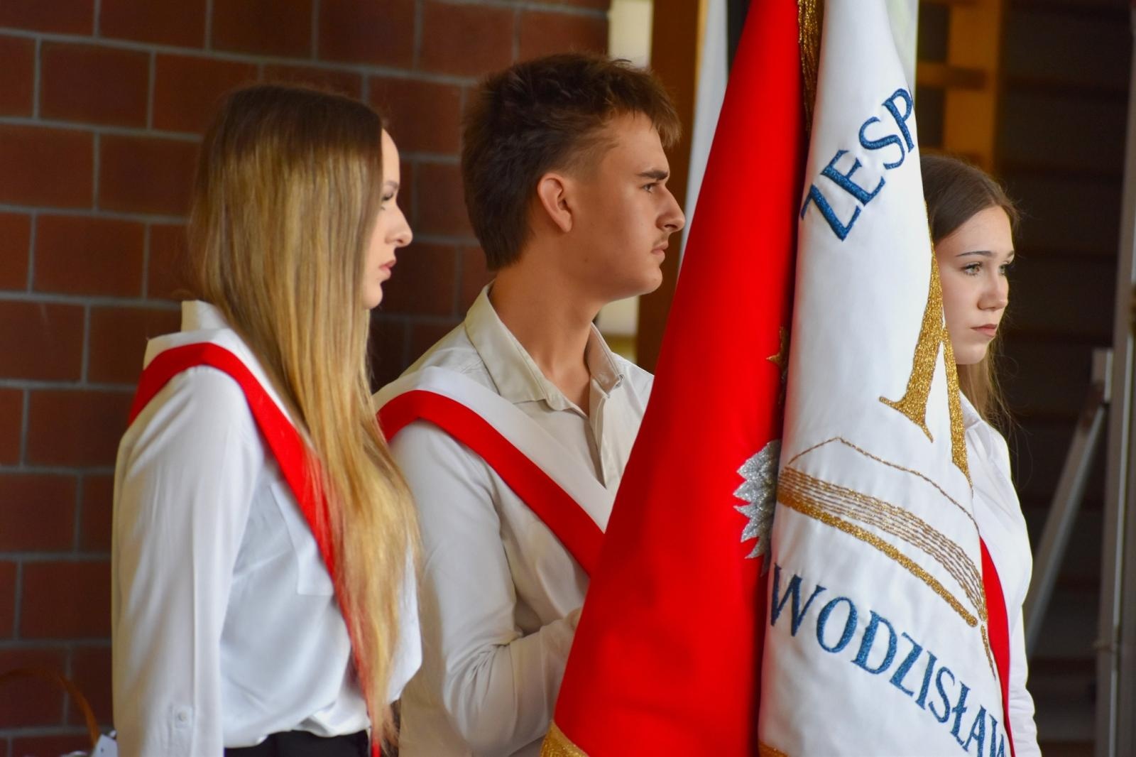 Zdjęcie w galerii na portalu naszwodzislaw.com: Ostatni dzwonek w Ekonomiku. Maturzyści zamykają ważny rozdział wiadomości z regionu