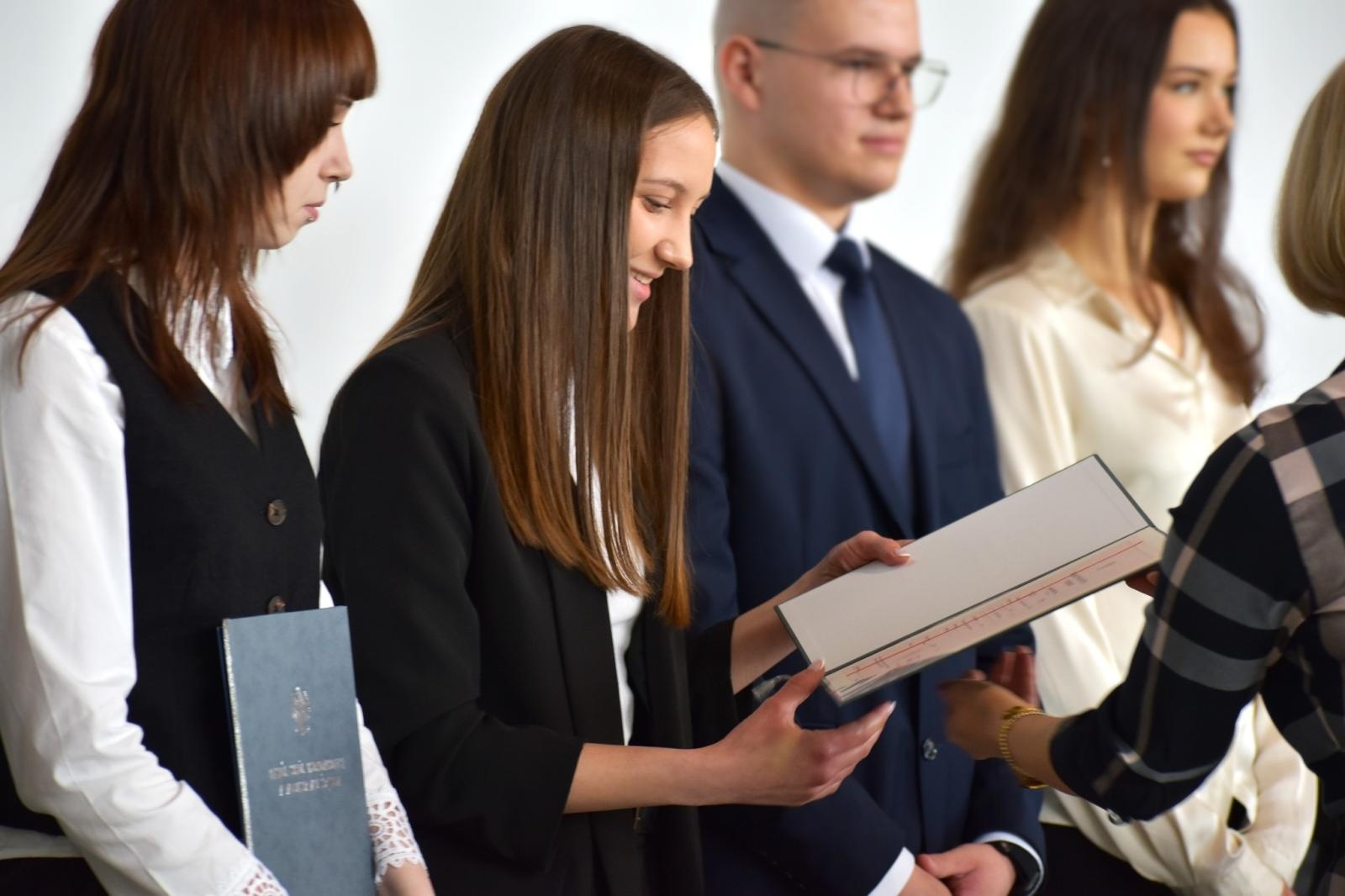 Zdjęcie w galerii na portalu naszwodzislaw.com: Ostatni dzwonek w Ekonomiku. Maturzyści zamykają ważny rozdział wiadomości z regionu