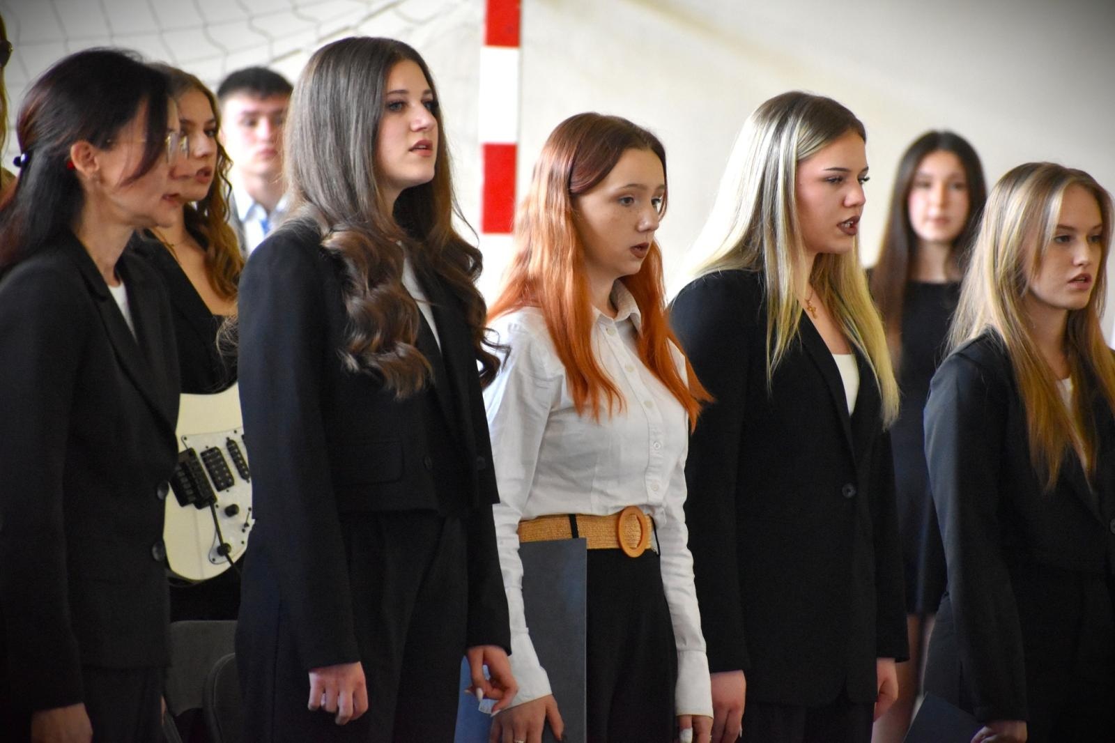 Zdjęcie w galerii na portalu naszwodzislaw.com: Ostatni dzwonek w Ekonomiku. Maturzyści zamykają ważny rozdział wiadomości z regionu