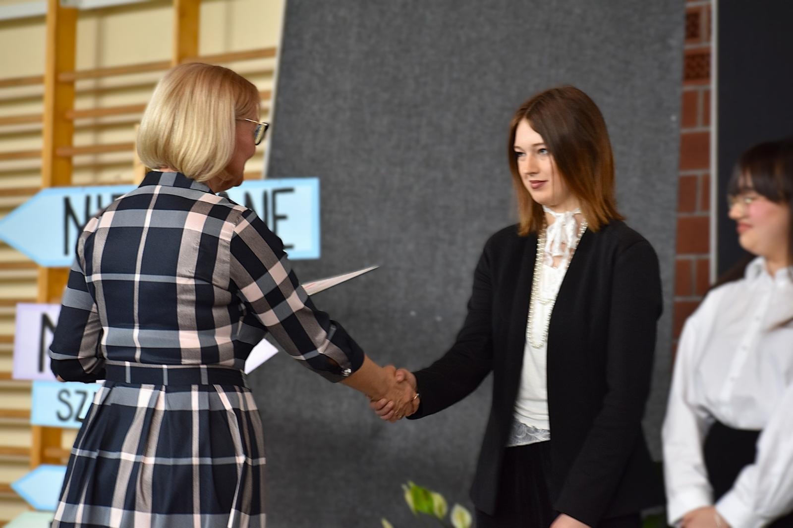 Zdjęcie w galerii na portalu naszwodzislaw.com: Ostatni dzwonek w Ekonomiku. Maturzyści zamykają ważny rozdział wiadomości z regionu