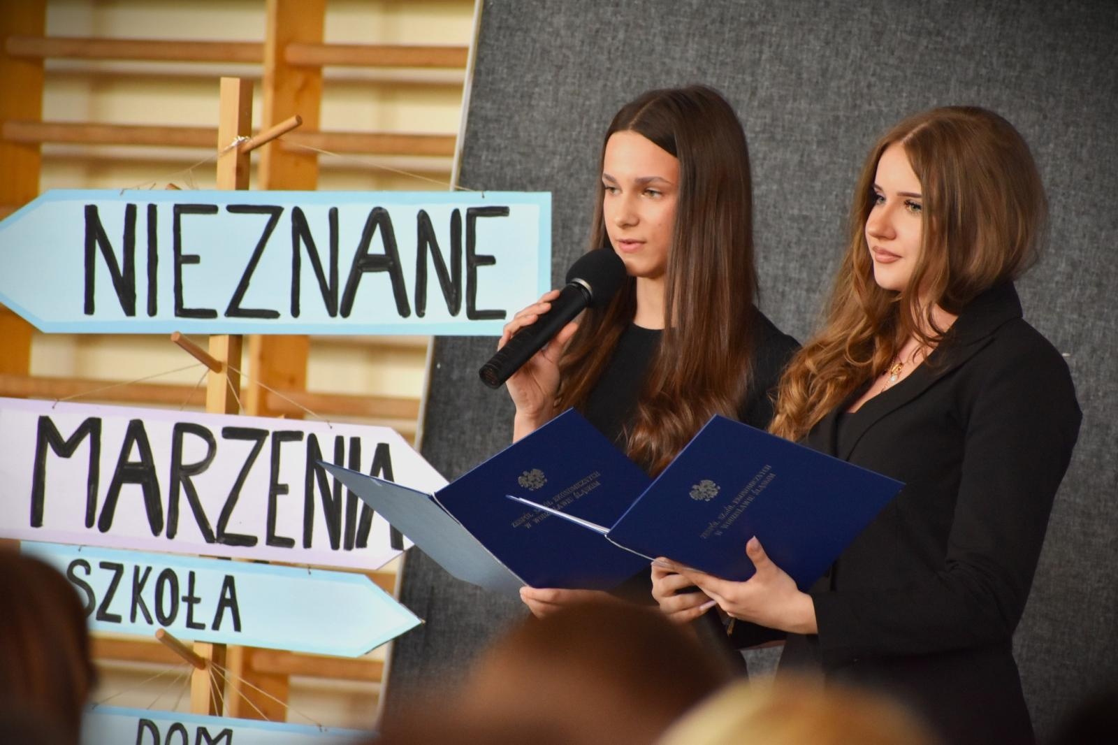 Zdjęcie w galerii na portalu naszwodzislaw.com: Ostatni dzwonek w Ekonomiku. Maturzyści zamykają ważny rozdział wiadomości z regionu