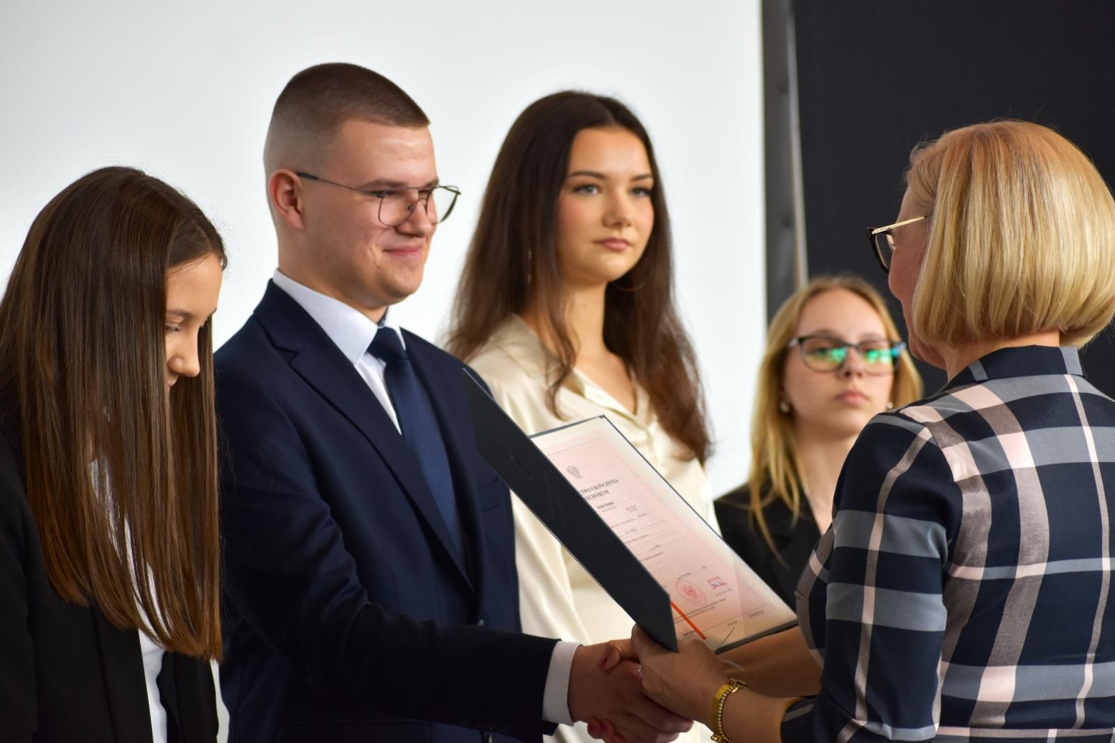 Zdjęcie w galerii na portalu naszwodzislaw.com: Ostatni dzwonek w Ekonomiku. Maturzyści zamykają ważny rozdział wiadomości z regionu