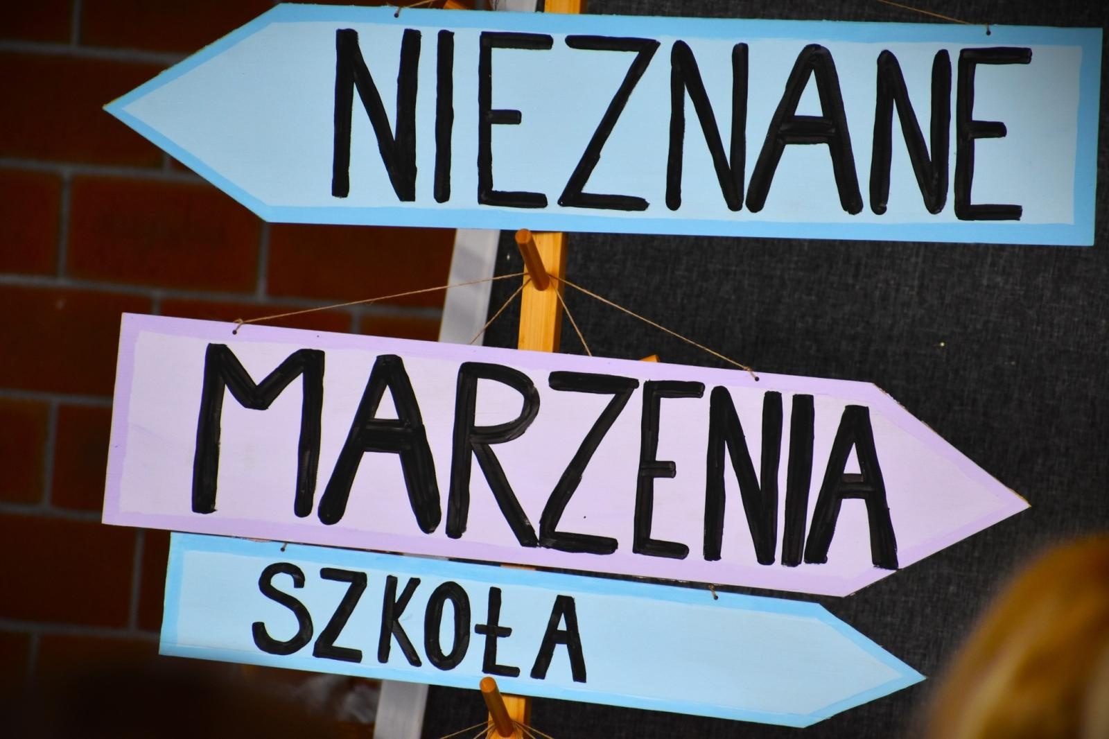 Zdjęcie w galerii na portalu naszwodzislaw.com: Ostatni dzwonek w Ekonomiku. Maturzyści zamykają ważny rozdział wiadomości z regionu