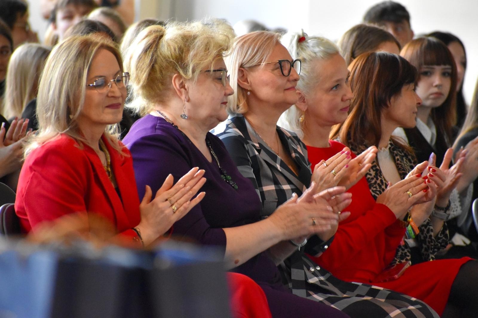 Zdjęcie w galerii na portalu naszwodzislaw.com: Ostatni dzwonek w Ekonomiku. Maturzyści zamykają ważny rozdział wiadomości z regionu