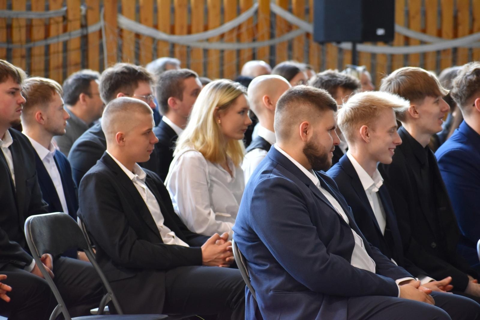 Zdjęcie w galerii na portalu naszwodzislaw.com: Ostatni dzwonek w Ekonomiku. Maturzyści zamykają ważny rozdział wiadomości z regionu