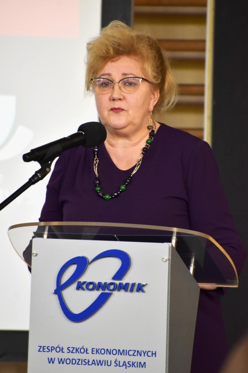 Zdjęcie w galerii na portalu naszwodzislaw.com: Ostatni dzwonek w Ekonomiku. Maturzyści zamykają ważny rozdział wiadomości z regionu