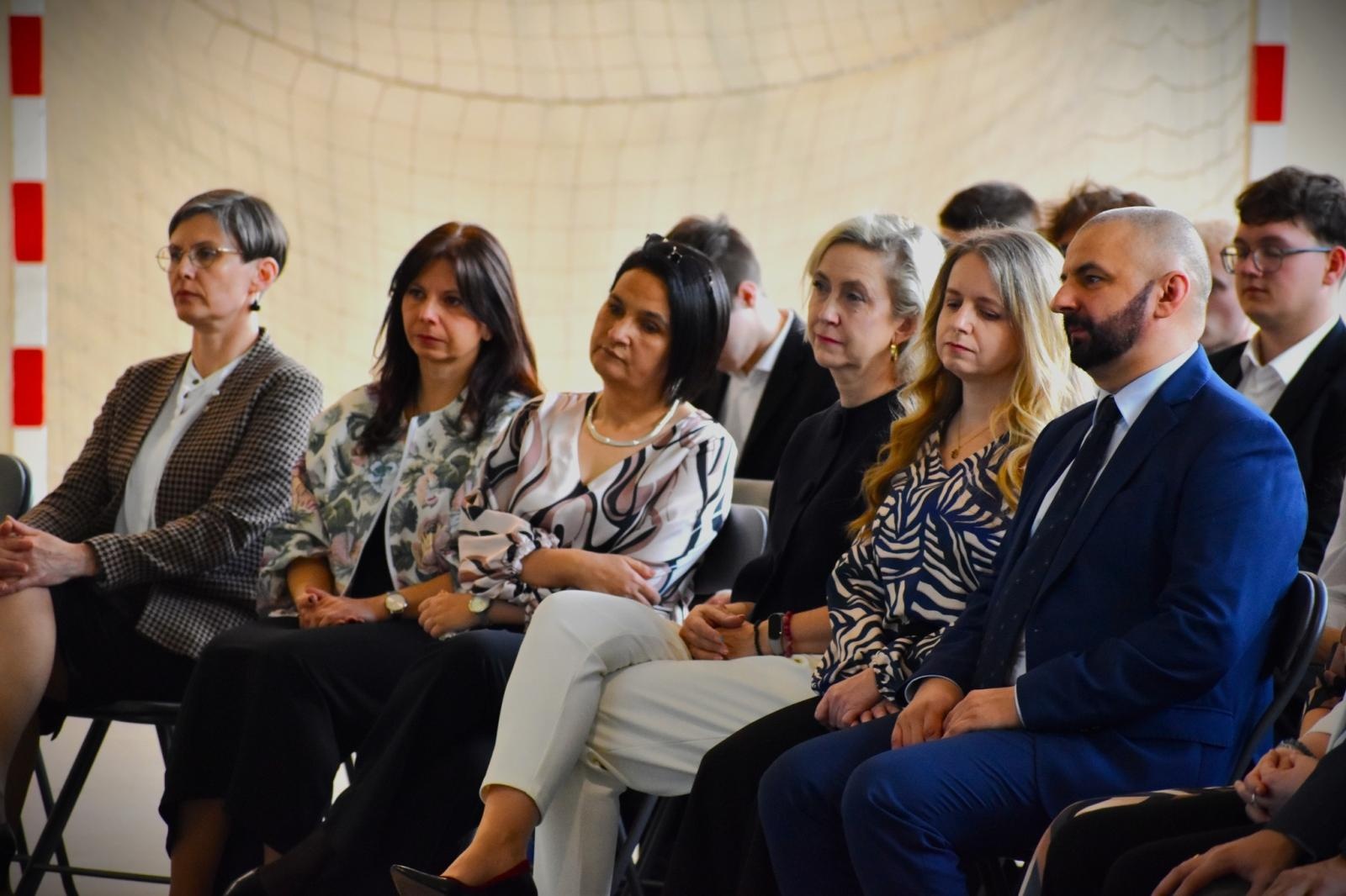 Zdjęcie w galerii na portalu naszwodzislaw.com: Ostatni dzwonek w Ekonomiku. Maturzyści zamykają ważny rozdział wiadomości z regionu