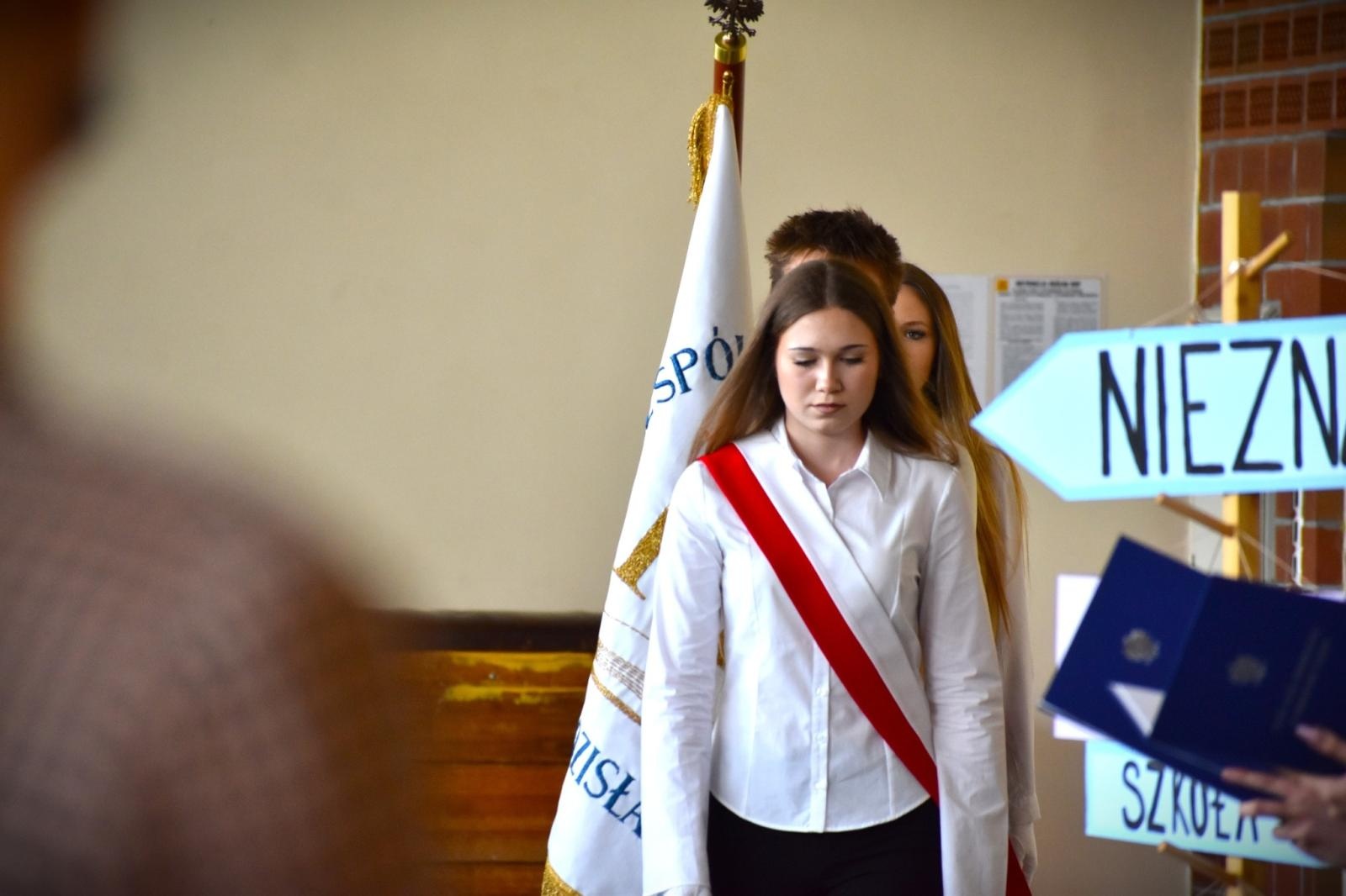 Zdjęcie w galerii na portalu naszwodzislaw.com: Ostatni dzwonek w Ekonomiku. Maturzyści zamykają ważny rozdział wiadomości z regionu