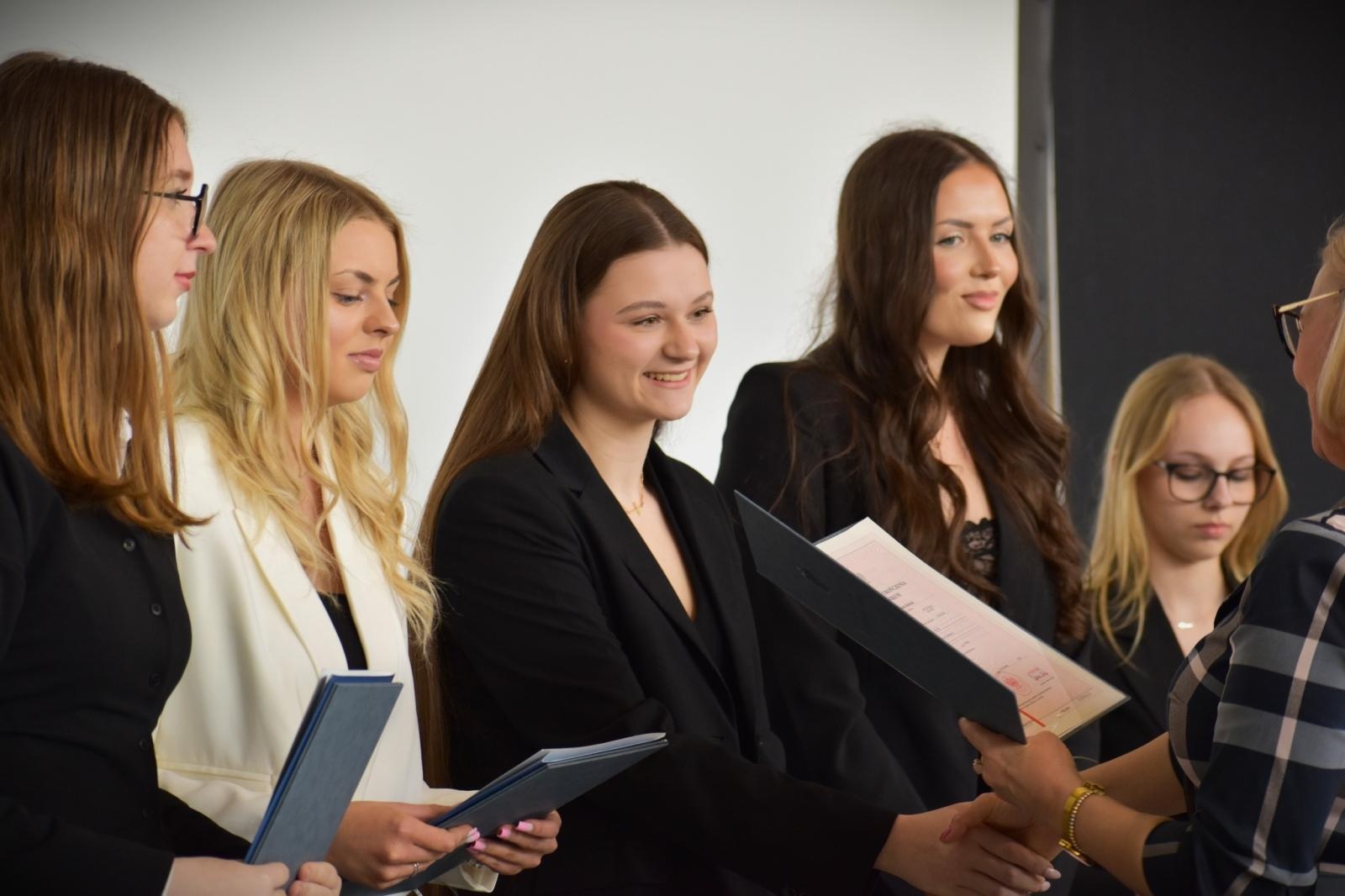 Zdjęcie w galerii na portalu naszwodzislaw.com: Ostatni dzwonek w Ekonomiku. Maturzyści zamykają ważny rozdział wiadomości z regionu