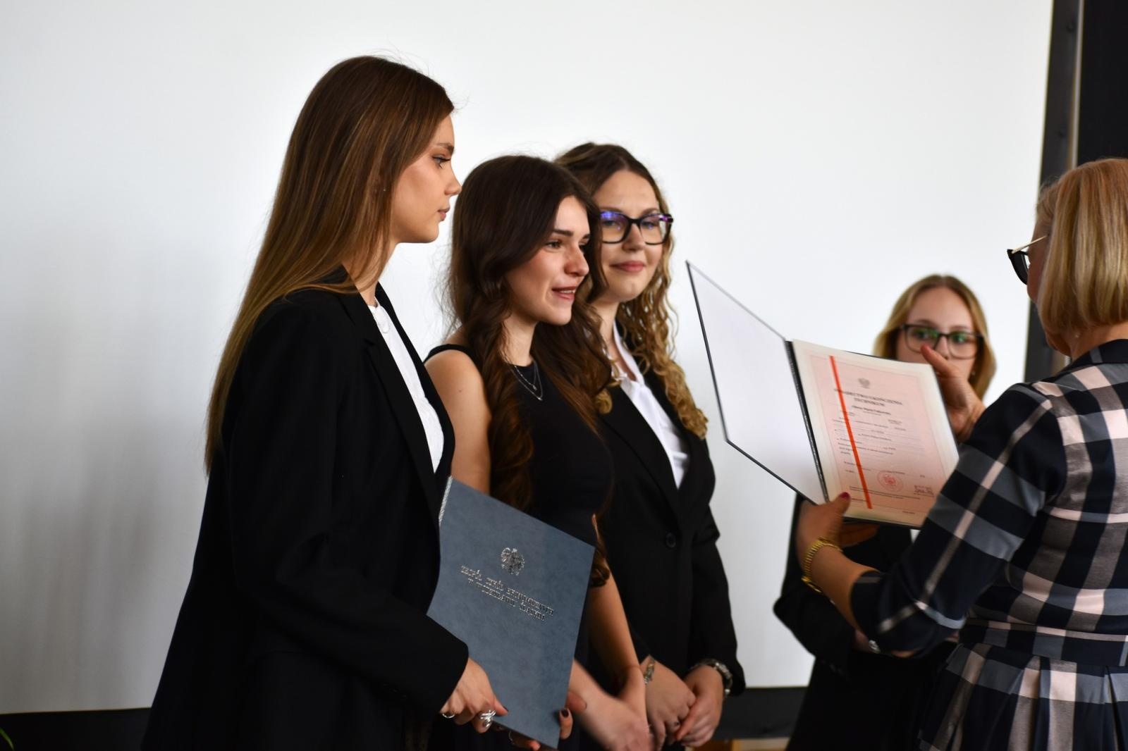 Zdjęcie w galerii na portalu naszwodzislaw.com: Ostatni dzwonek w Ekonomiku. Maturzyści zamykają ważny rozdział wiadomości z regionu