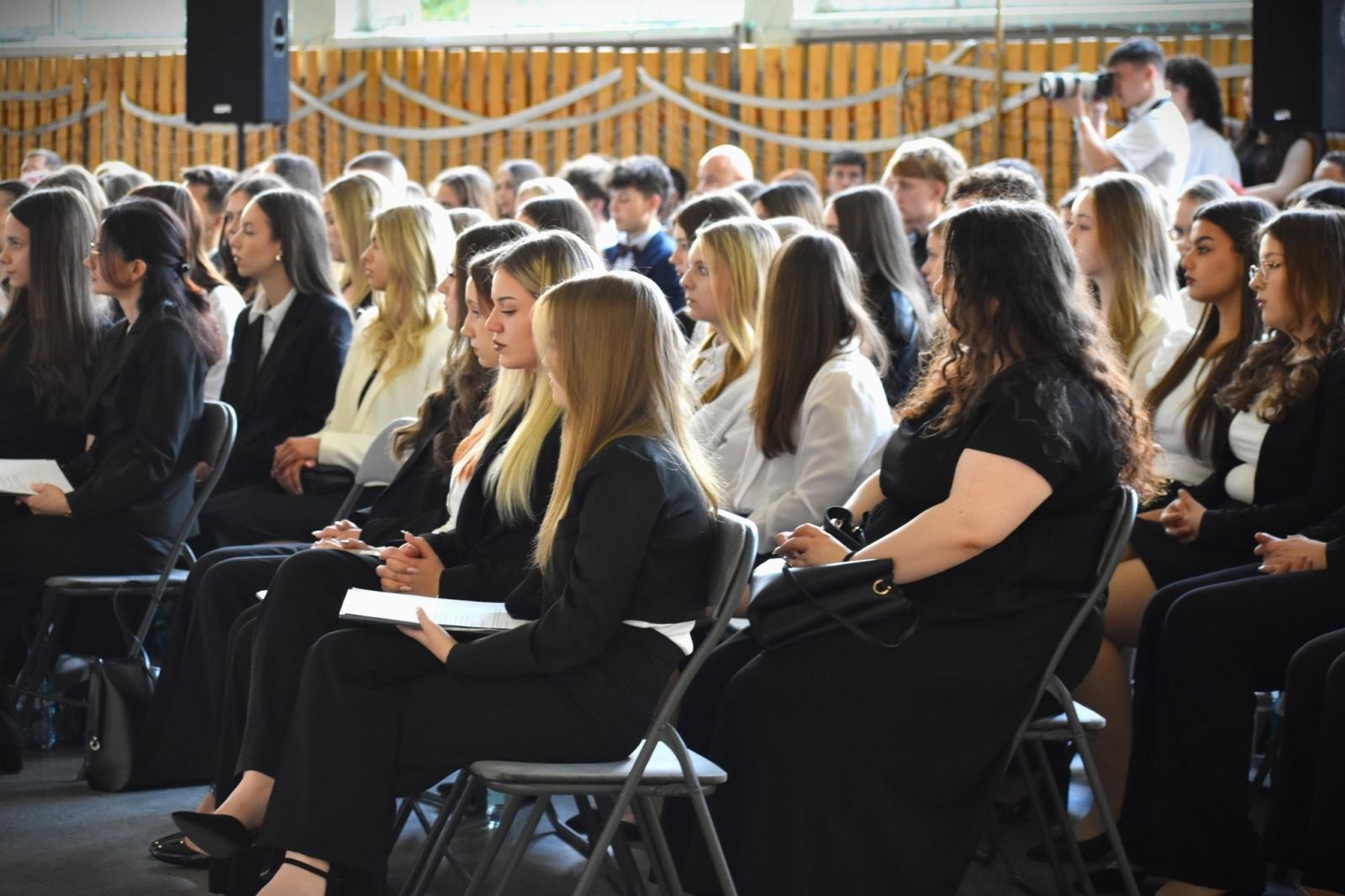 Zdjęcie w galerii na portalu naszwodzislaw.com: Ostatni dzwonek w Ekonomiku. Maturzyści zamykają ważny rozdział wiadomości z regionu