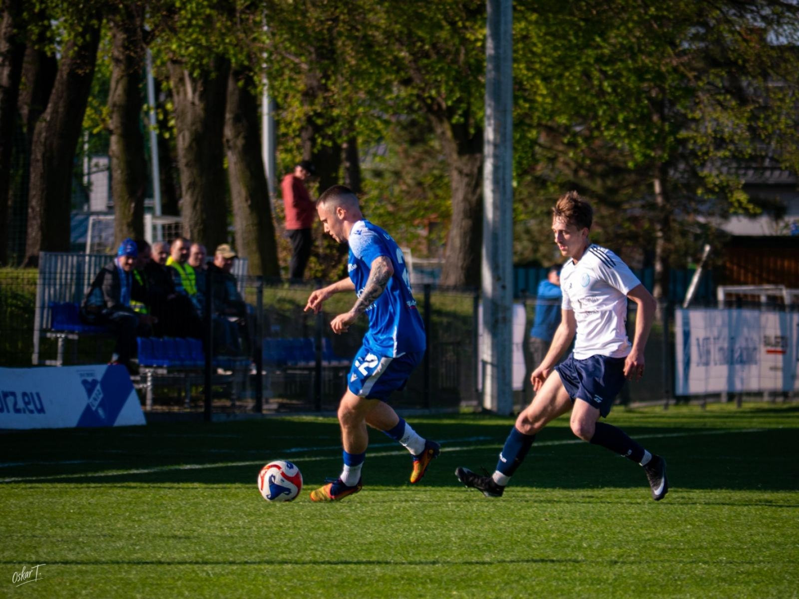 Zdjęcie w galerii na portalu naszwodzislaw.com: Wyrównany mecz i walka do końca. Unia Racibórz dzieli punkty z Naprzodem Czyżowice [FOTO] wiadomości z regionu