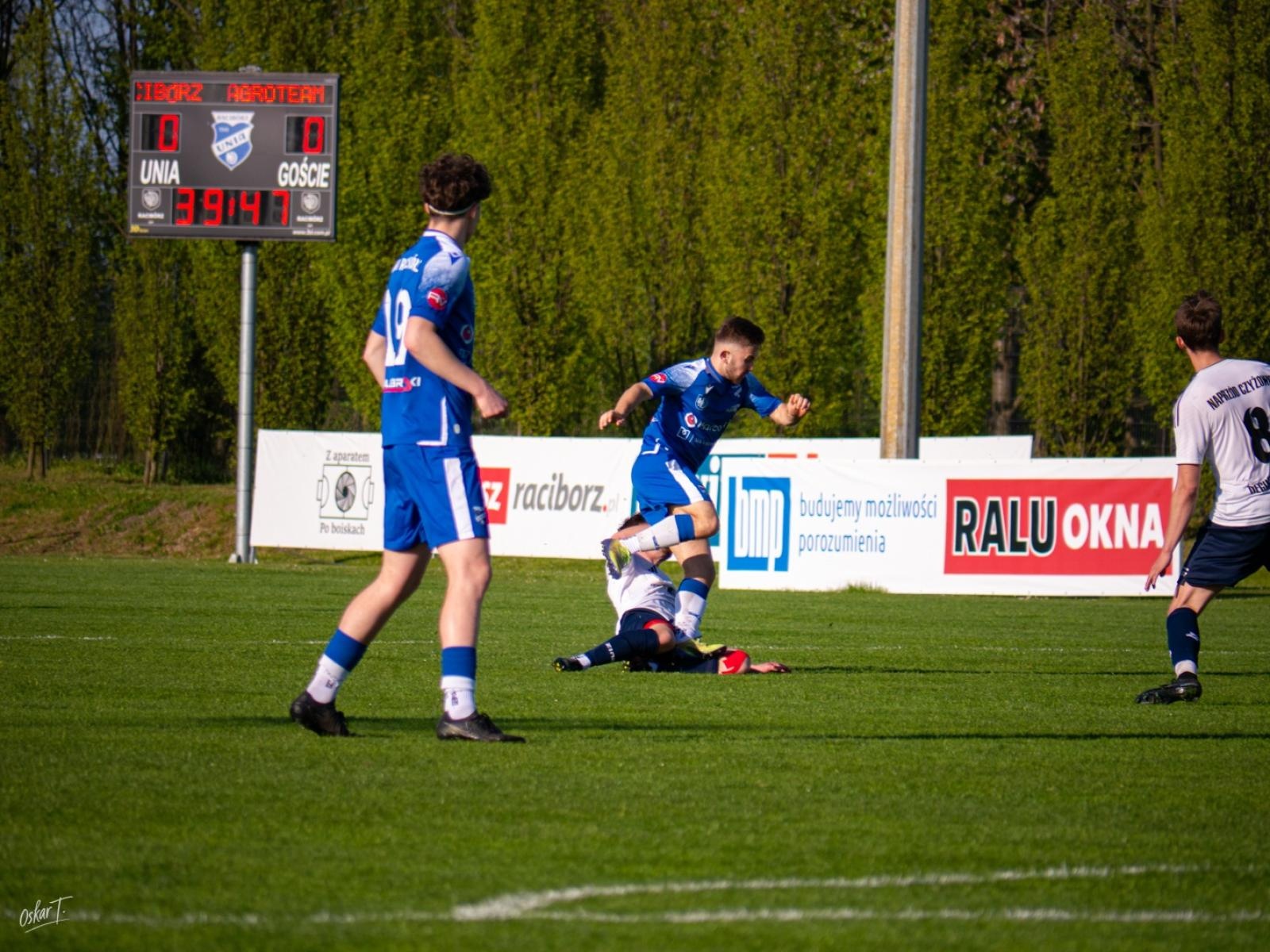 Zdjęcie w galerii na portalu naszwodzislaw.com: Wyrównany mecz i walka do końca. Unia Racibórz dzieli punkty z Naprzodem Czyżowice [FOTO] wiadomości z regionu