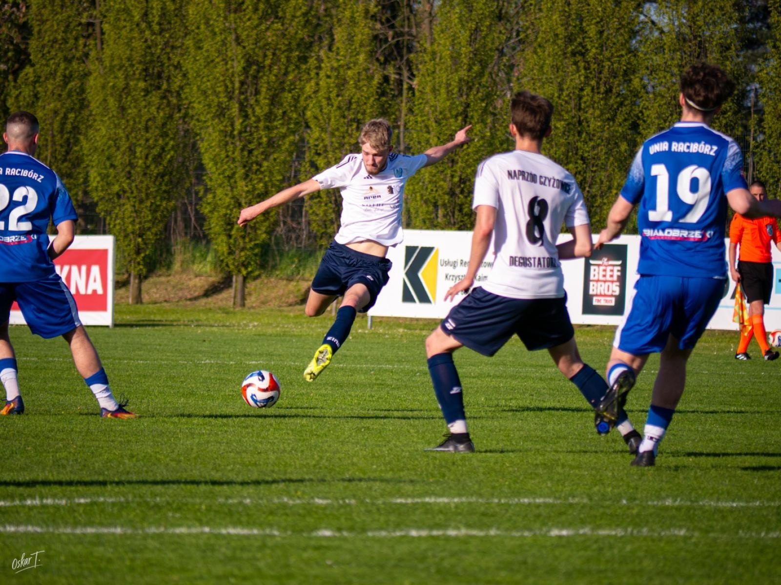 Zdjęcie w galerii na portalu naszwodzislaw.com: Wyrównany mecz i walka do końca. Unia Racibórz dzieli punkty z Naprzodem Czyżowice [FOTO] wiadomości z regionu