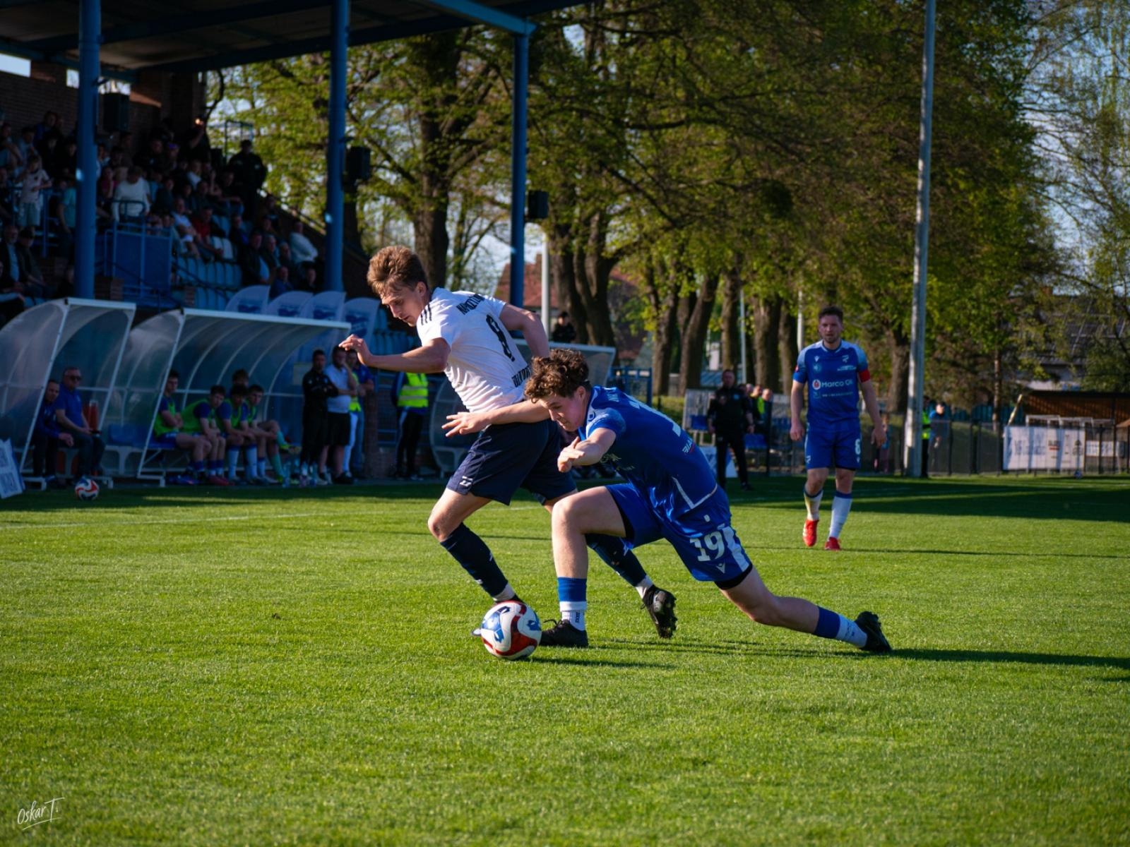 Zdjęcie w galerii na portalu naszwodzislaw.com: Wyrównany mecz i walka do końca. Unia Racibórz dzieli punkty z Naprzodem Czyżowice [FOTO] wiadomości z regionu