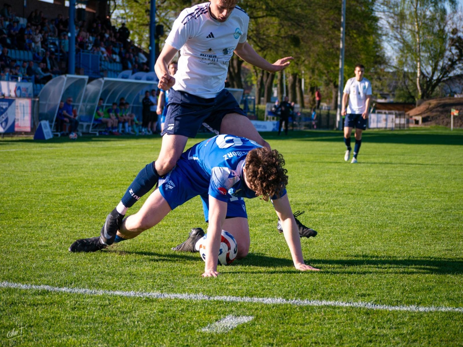 Zdjęcie w galerii na portalu naszwodzislaw.com: Wyrównany mecz i walka do końca. Unia Racibórz dzieli punkty z Naprzodem Czyżowice [FOTO] wiadomości z regionu