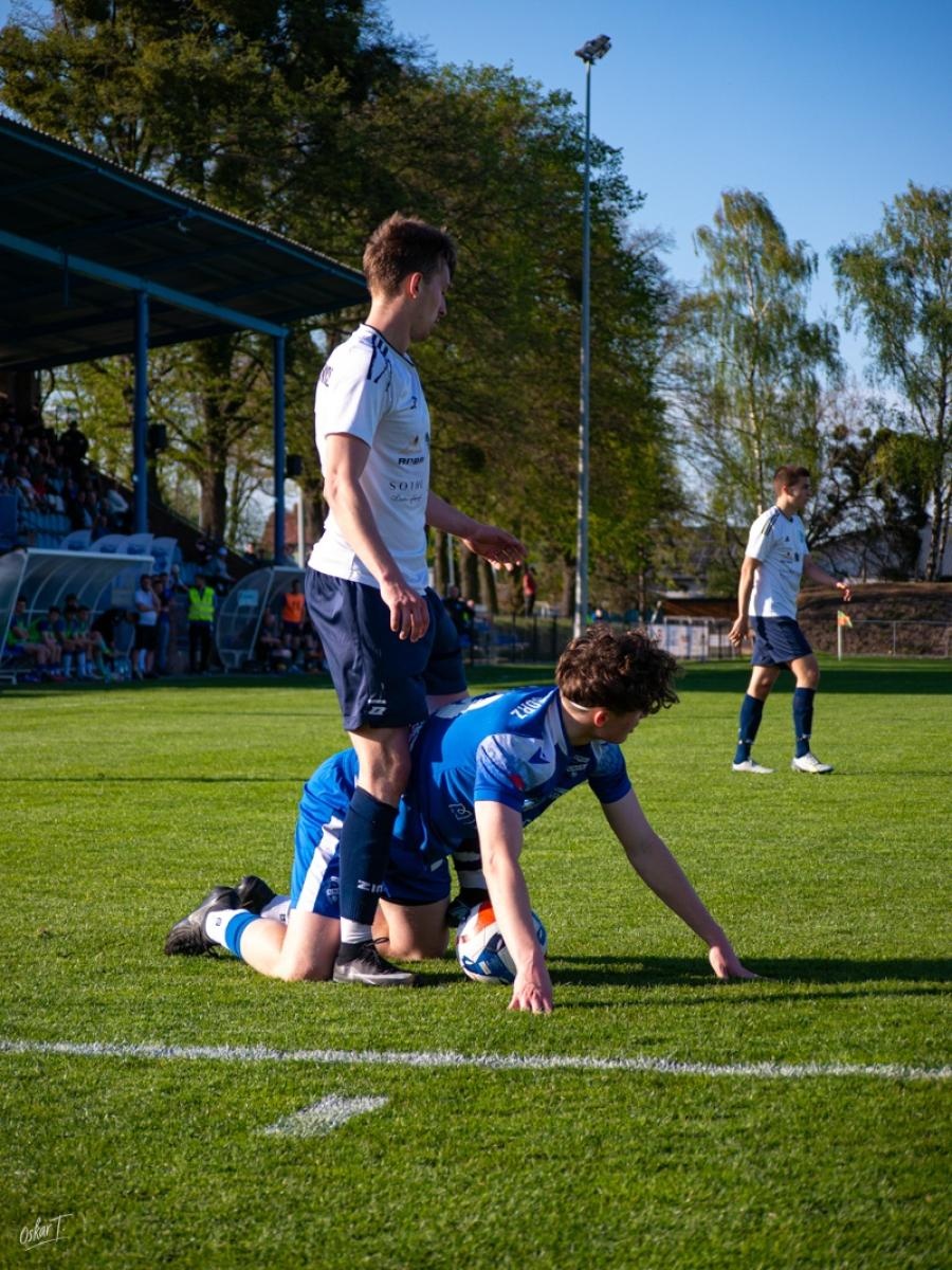 Zdjęcie w galerii na portalu naszwodzislaw.com: Wyrównany mecz i walka do końca. Unia Racibórz dzieli punkty z Naprzodem Czyżowice [FOTO] wiadomości z regionu