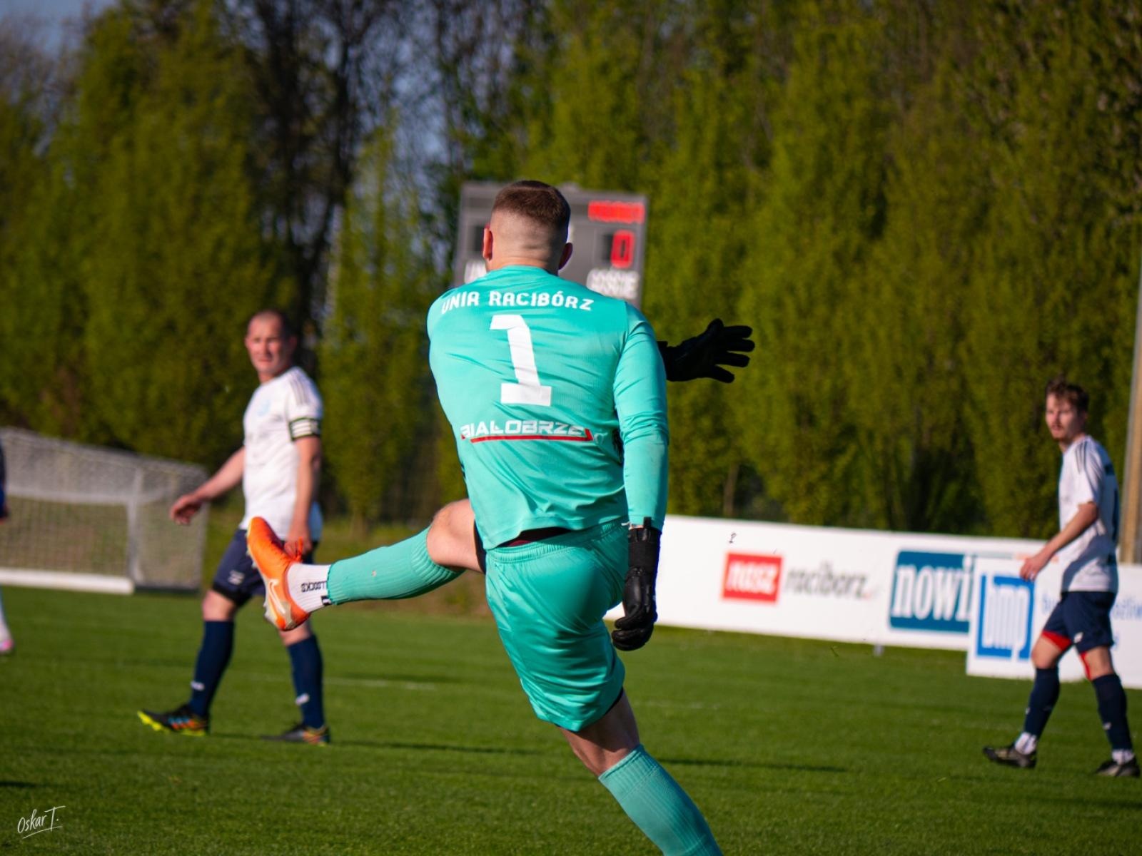 Zdjęcie w galerii na portalu naszwodzislaw.com: Wyrównany mecz i walka do końca. Unia Racibórz dzieli punkty z Naprzodem Czyżowice [FOTO] wiadomości z regionu