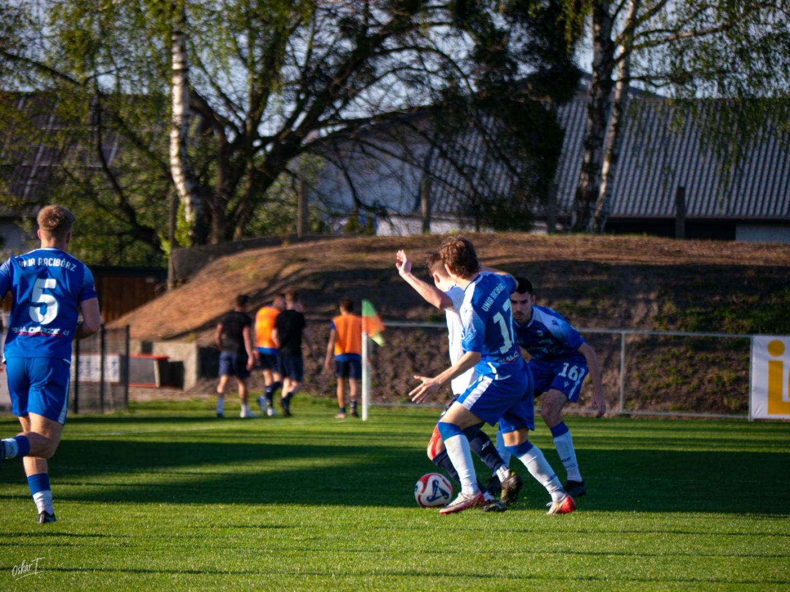 Zdjęcie w galerii na portalu naszwodzislaw.com: Wyrównany mecz i walka do końca. Unia Racibórz dzieli punkty z Naprzodem Czyżowice [FOTO] wiadomości z regionu