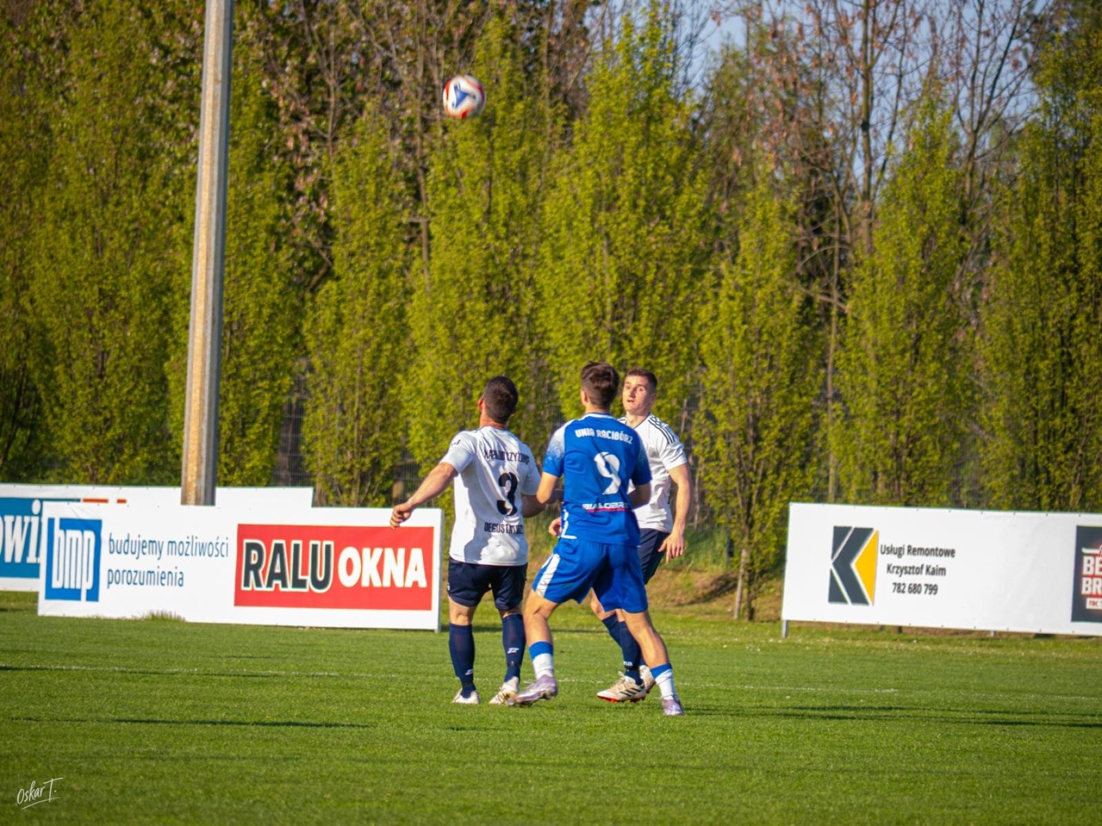 Zdjęcie w galerii na portalu naszwodzislaw.com: Wyrównany mecz i walka do końca. Unia Racibórz dzieli punkty z Naprzodem Czyżowice [FOTO] wiadomości z regionu