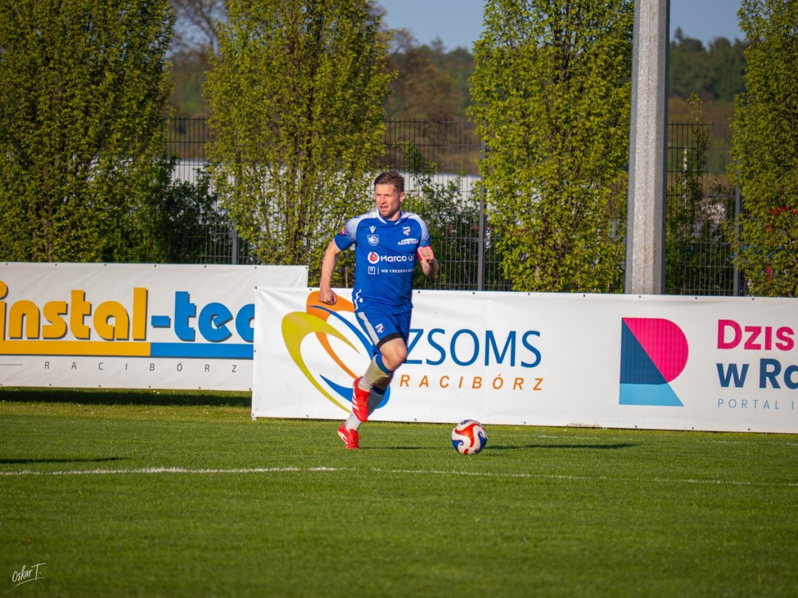 Zdjęcie w galerii na portalu naszwodzislaw.com: Wyrównany mecz i walka do końca. Unia Racibórz dzieli punkty z Naprzodem Czyżowice [FOTO] wiadomości z regionu