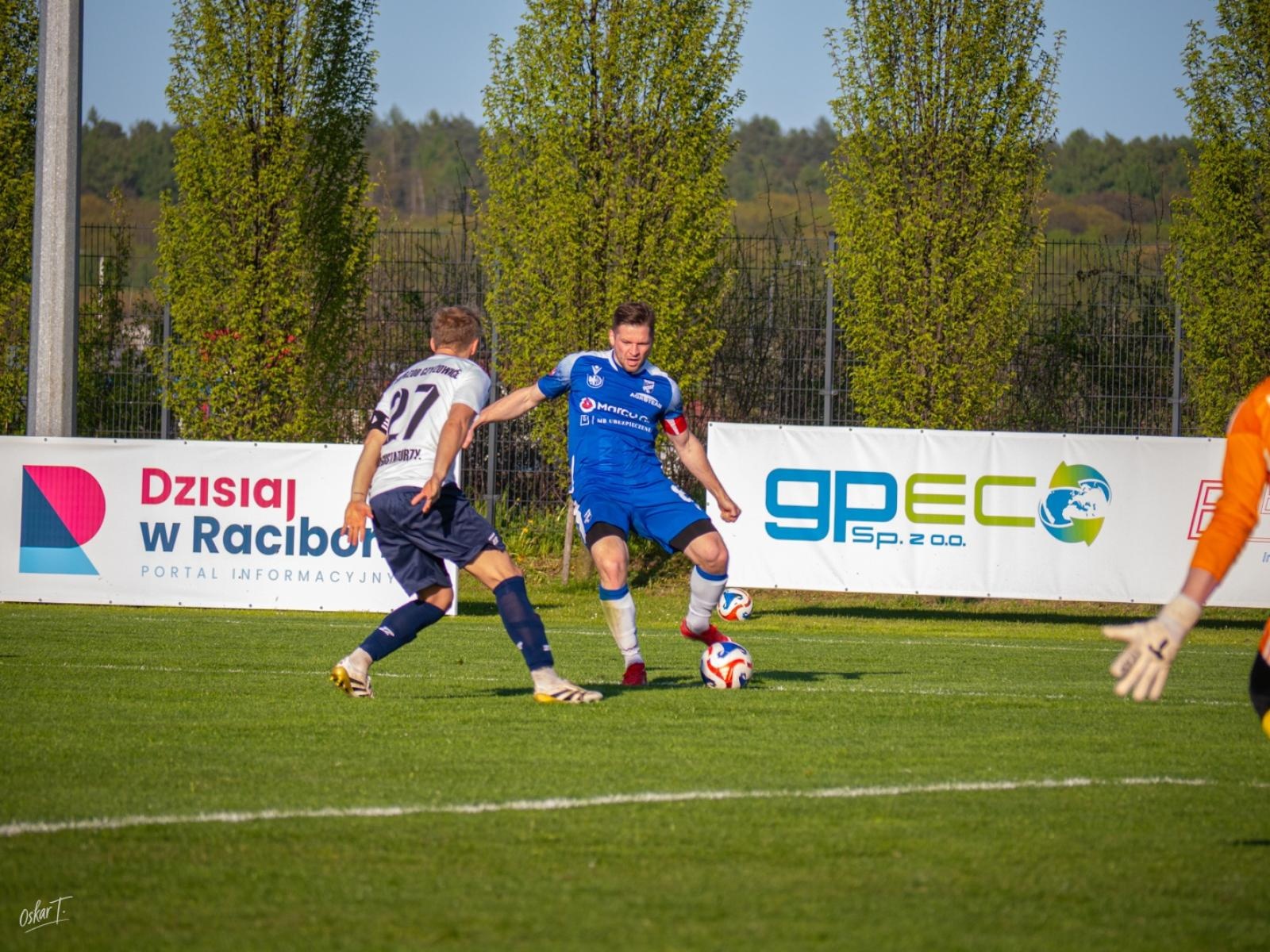 Zdjęcie w galerii na portalu naszwodzislaw.com: Wyrównany mecz i walka do końca. Unia Racibórz dzieli punkty z Naprzodem Czyżowice [FOTO] wiadomości z regionu