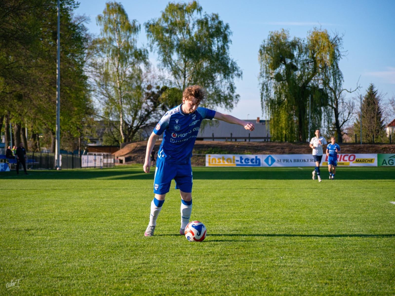 Zdjęcie w galerii na portalu naszwodzislaw.com: Wyrównany mecz i walka do końca. Unia Racibórz dzieli punkty z Naprzodem Czyżowice [FOTO] wiadomości z regionu