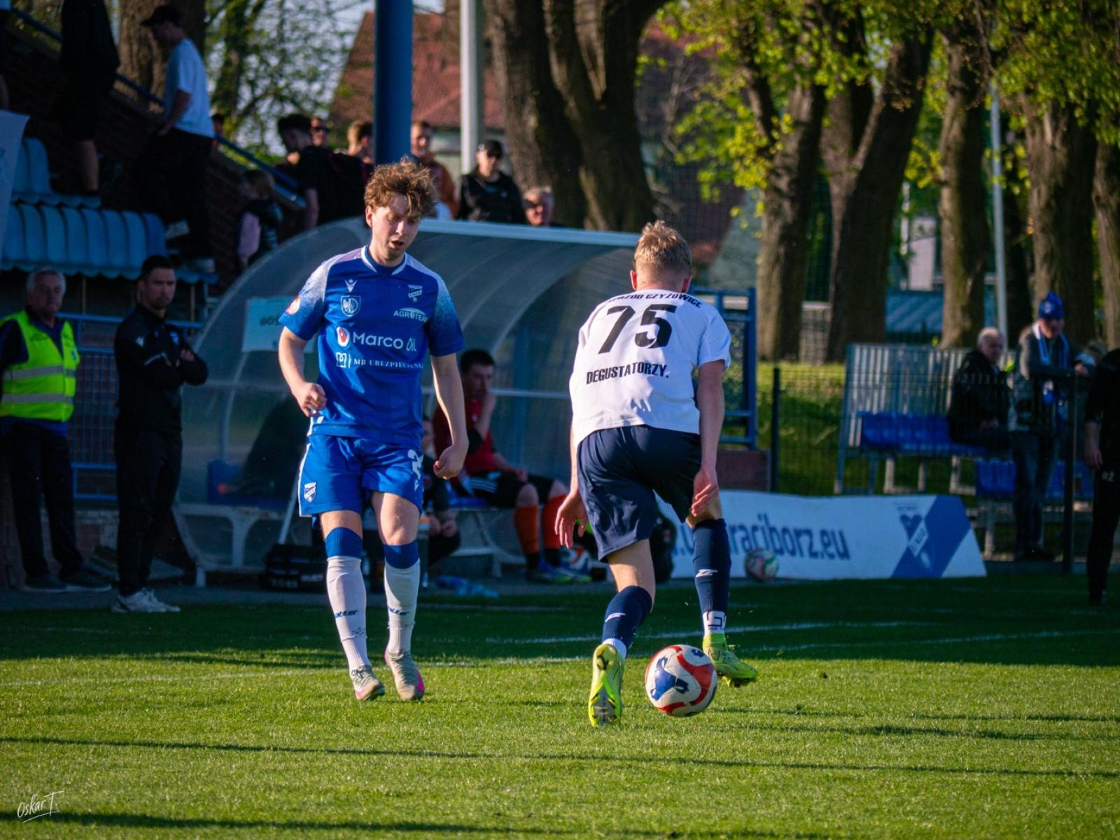 Zdjęcie w galerii na portalu naszwodzislaw.com: Wyrównany mecz i walka do końca. Unia Racibórz dzieli punkty z Naprzodem Czyżowice [FOTO] wiadomości z regionu